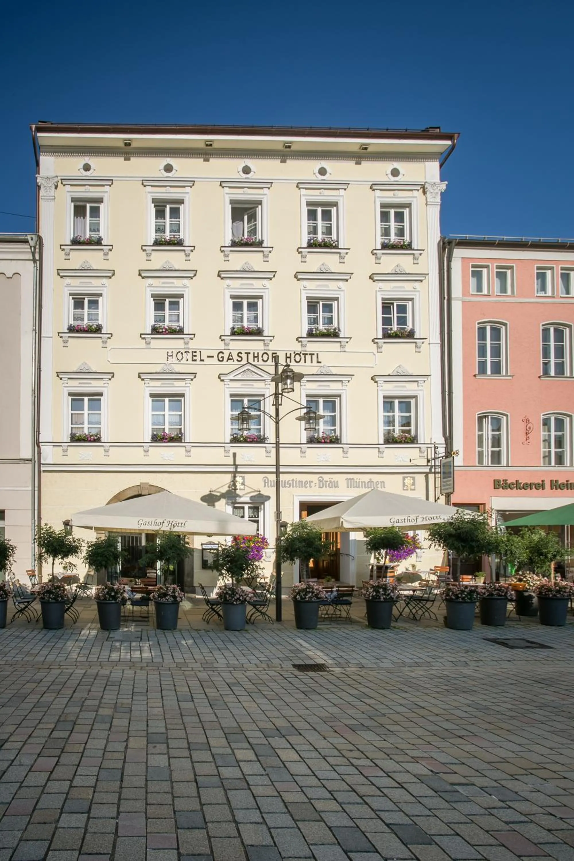 Facade/entrance in Hotel-Gasthof Höttl