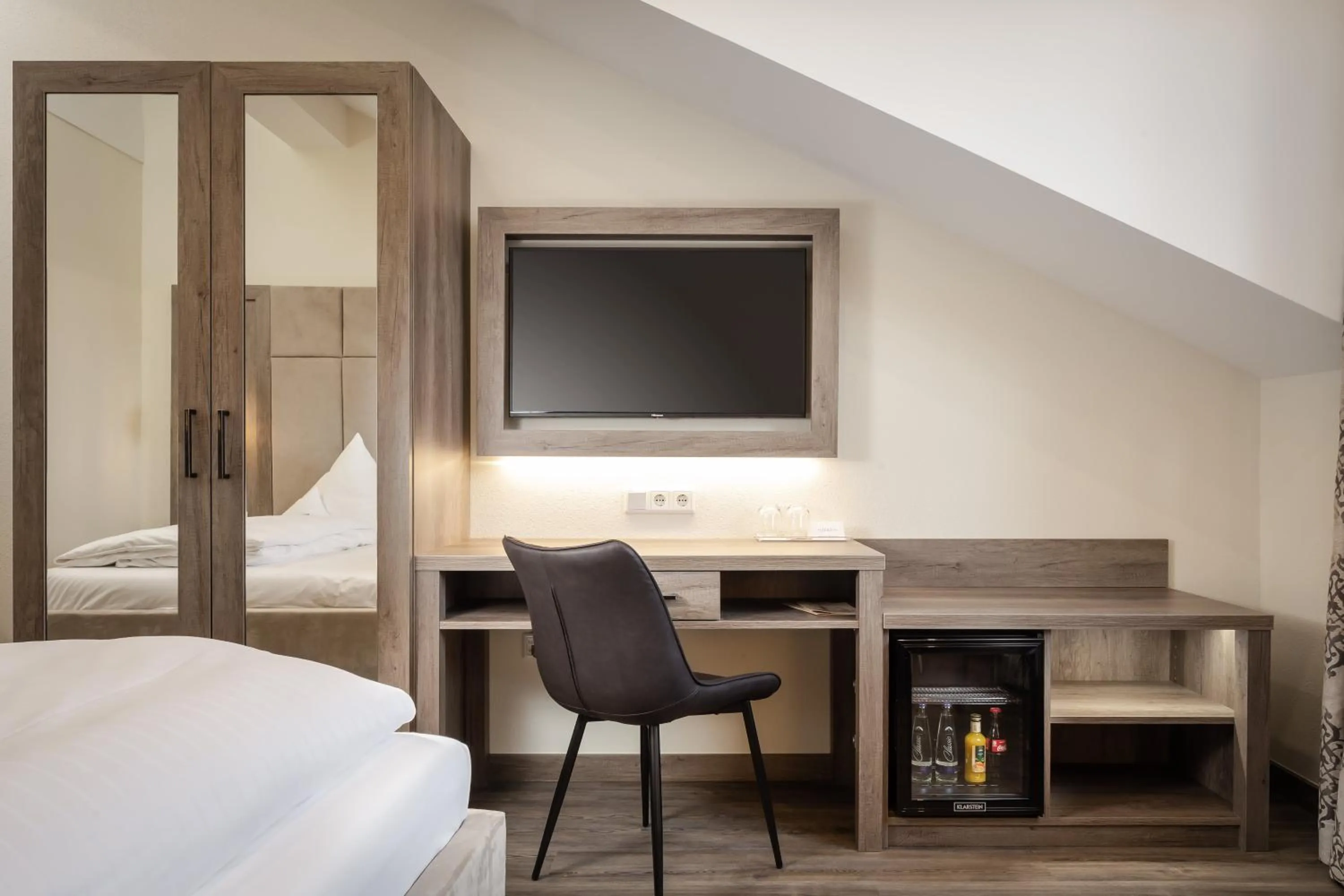 Photo of the whole room, Bed in Hotel-Gasthof Höttl