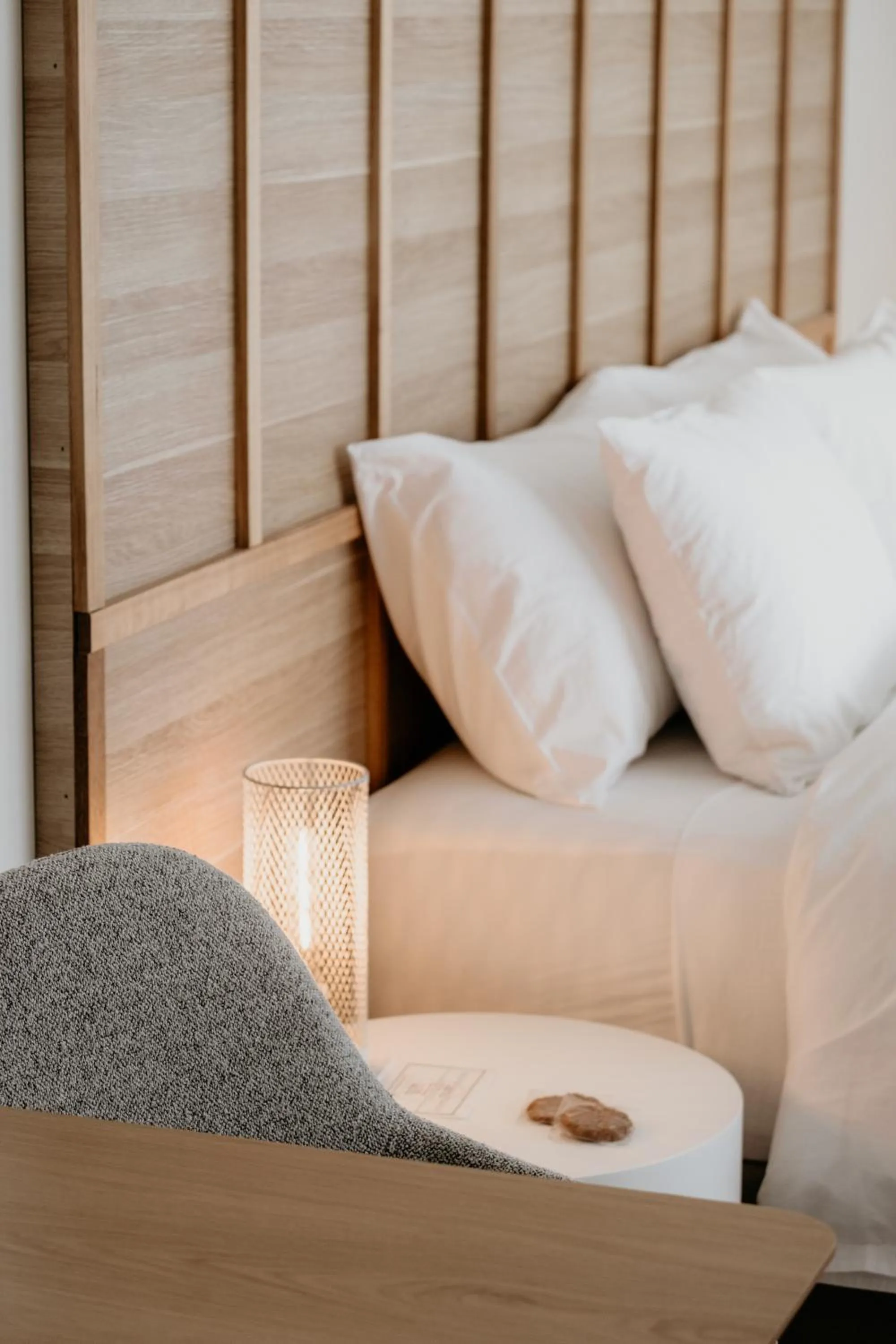 Seating area, Bed in The Oak & Anchor Hotel
