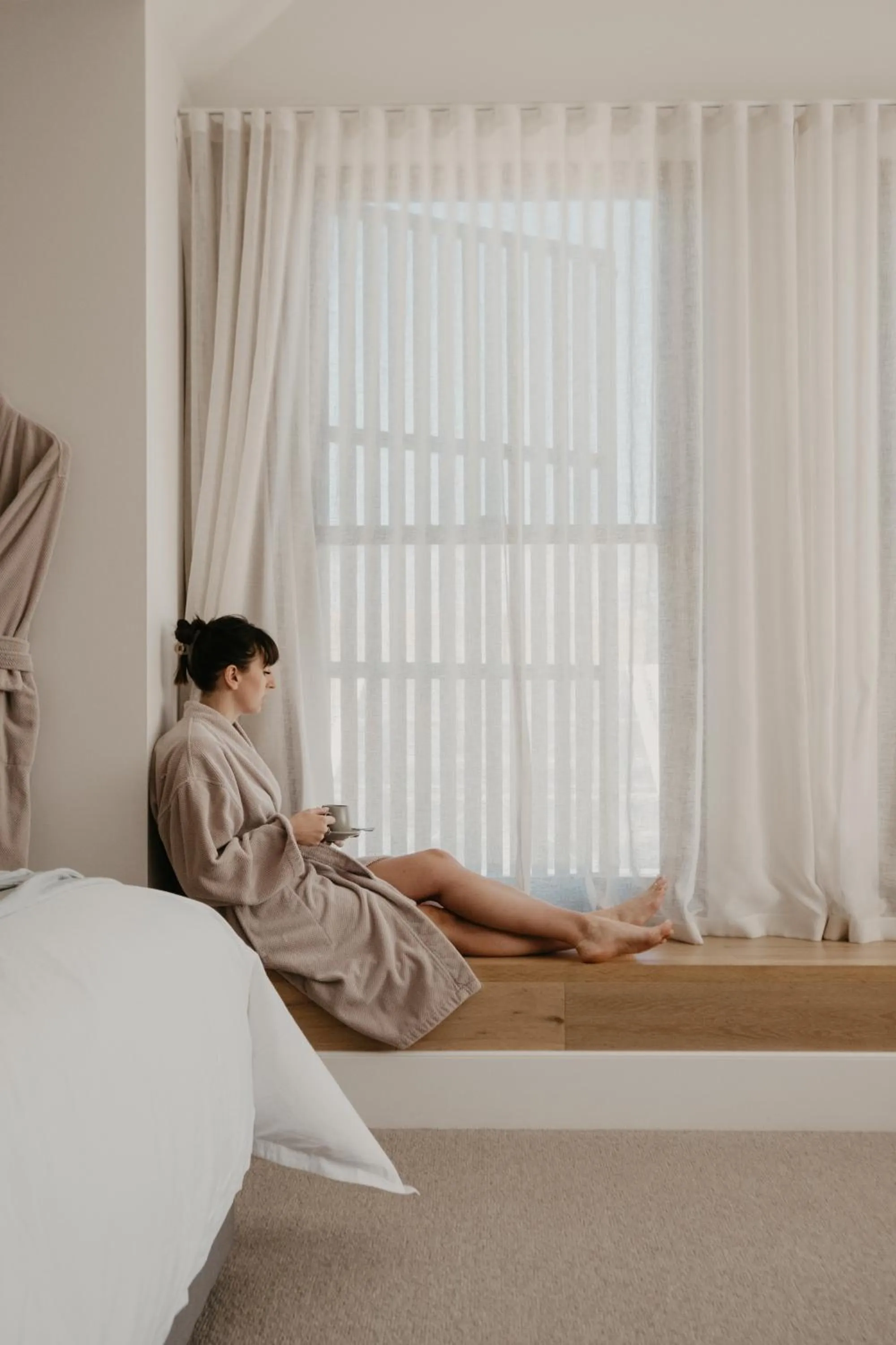 Seating area, Bed in The Oak & Anchor Hotel