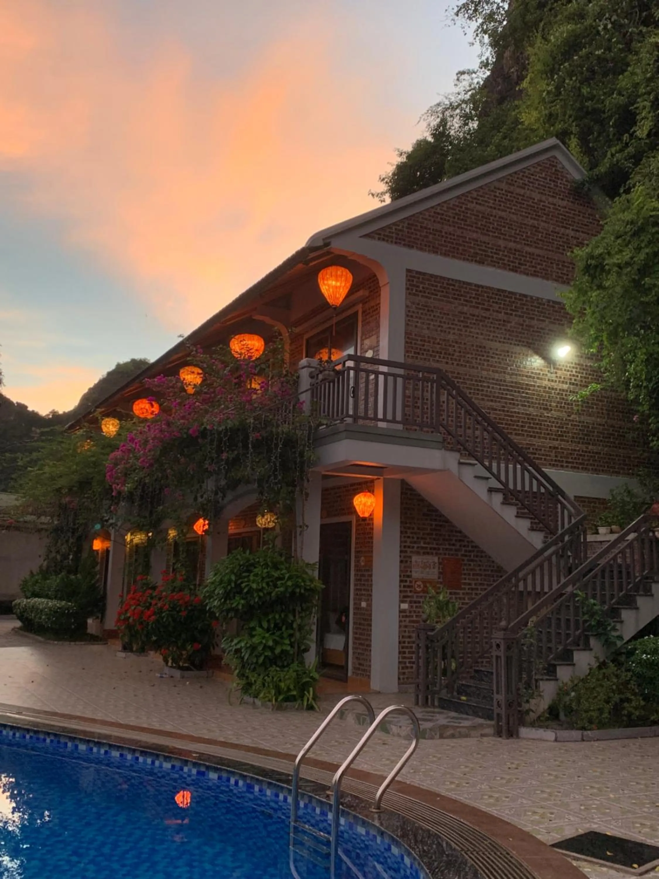 HoangLong Riverside Homestay