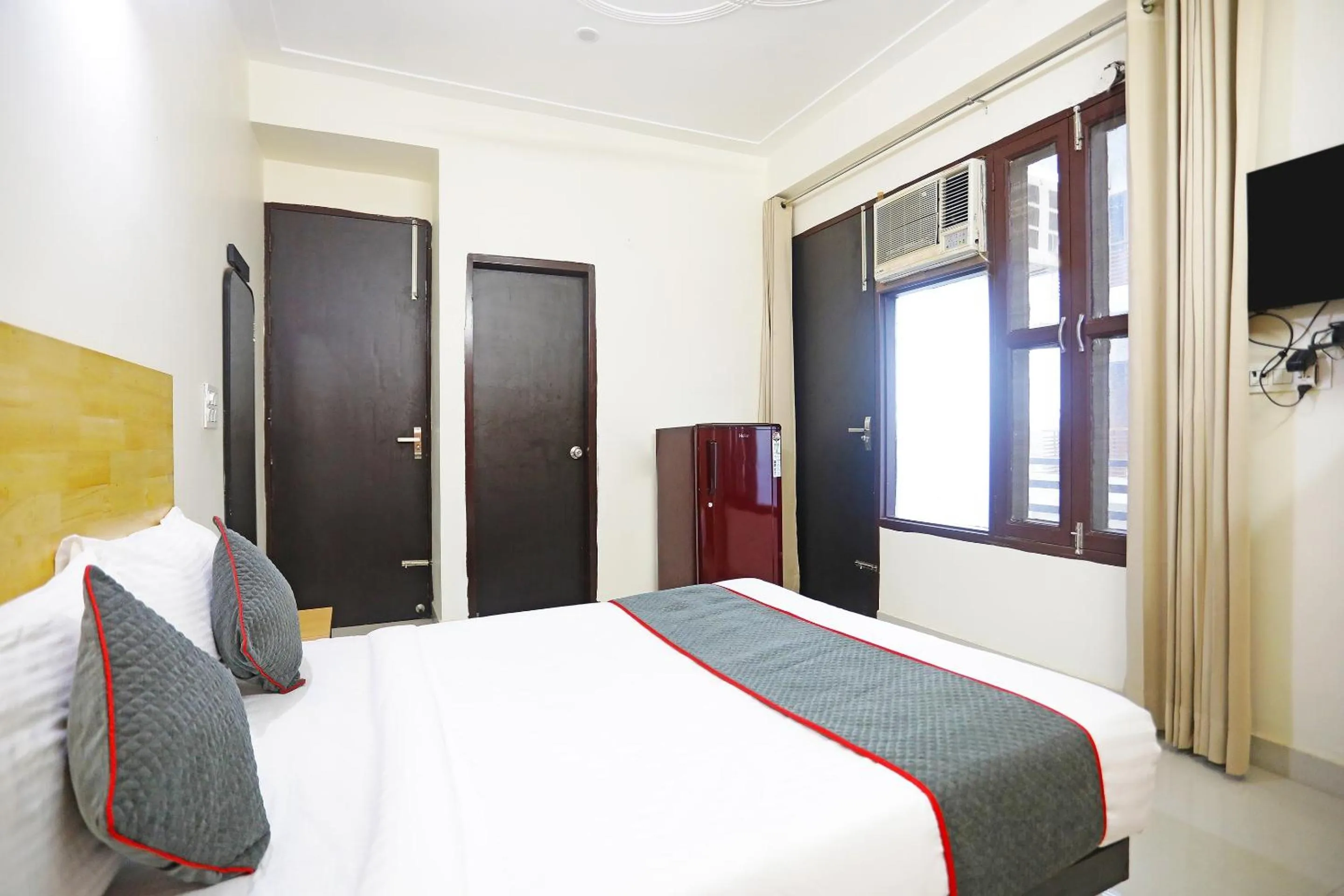 Bedroom, Bed in Super Townhouse Cloud Bay, Near Genpact, Sector-69, Gurgaon