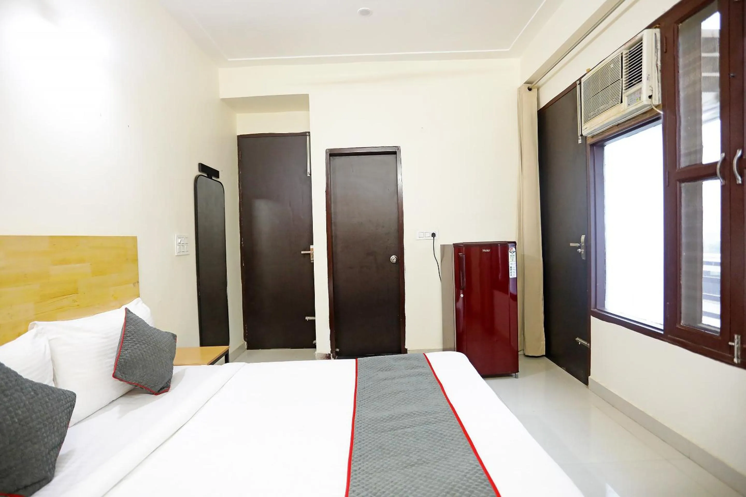 Bedroom, Bed in Super Townhouse Cloud Bay, Near Genpact, Sector-69, Gurgaon