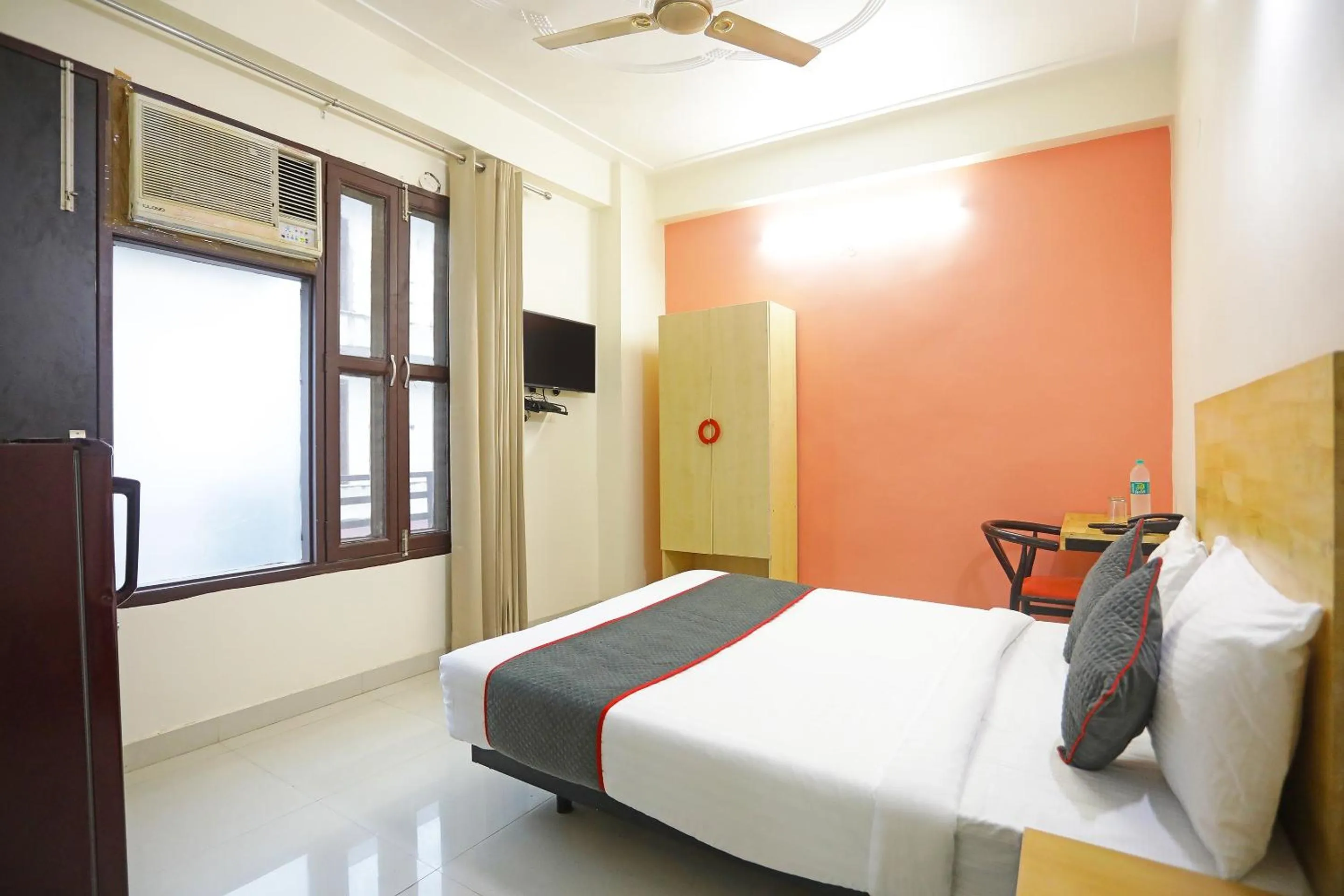 Bedroom, Bed in Super Townhouse Cloud Bay, Near Genpact, Sector-69, Gurgaon