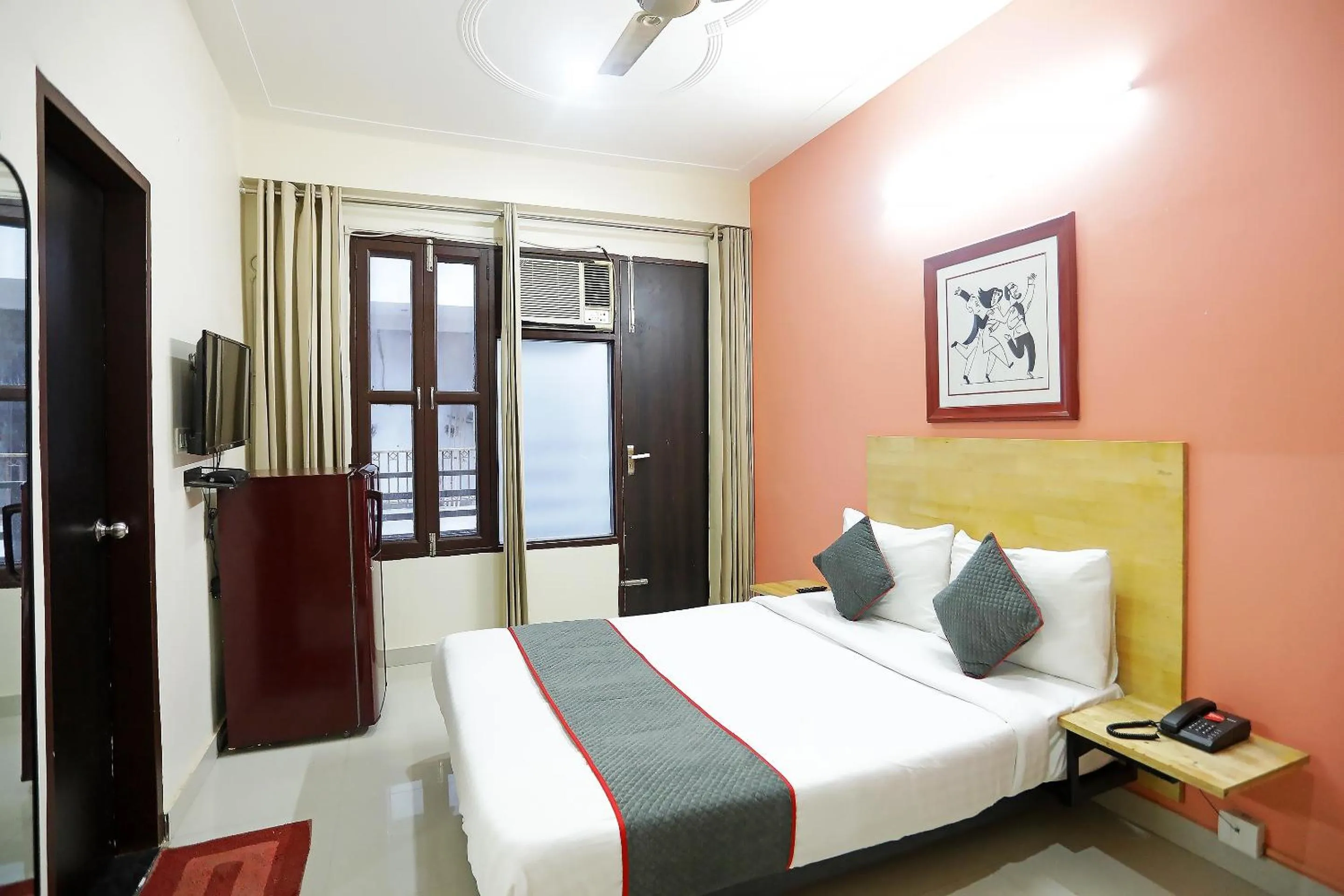 Bedroom, Bed in Super Townhouse Cloud Bay, Near Genpact, Sector-69, Gurgaon