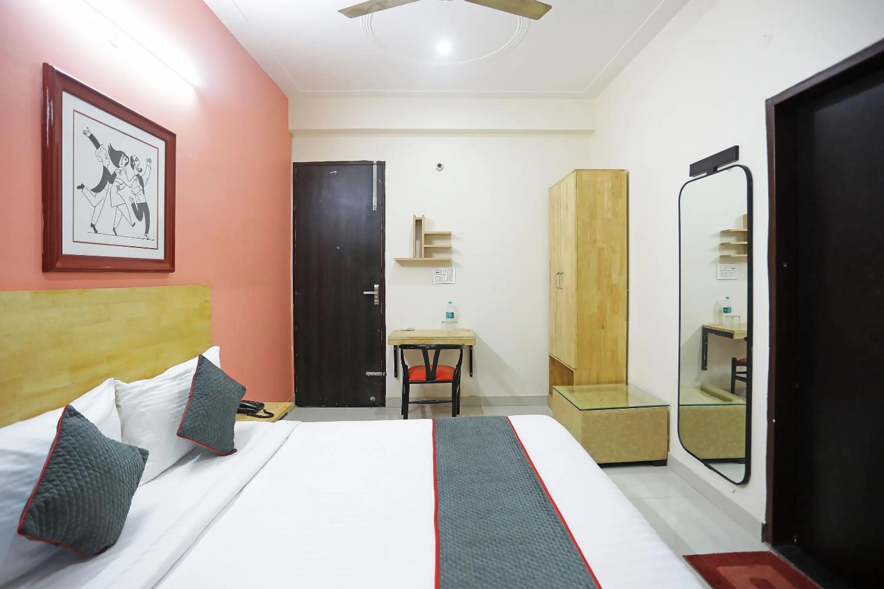 Bedroom, Bed in Super Townhouse Cloud Bay, Near Genpact, Sector-69, Gurgaon