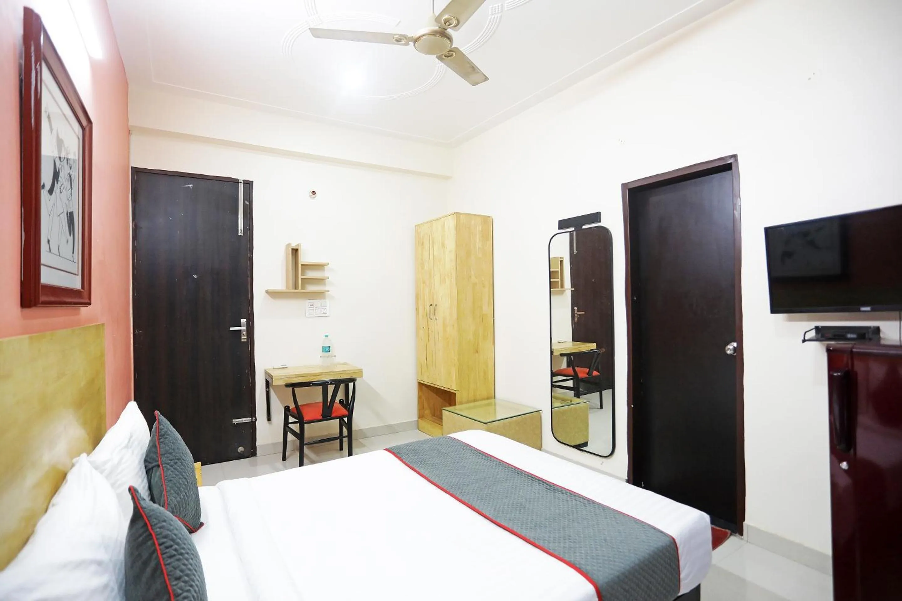 Bedroom, Bed in Super Townhouse Cloud Bay, Near Genpact, Sector-69, Gurgaon