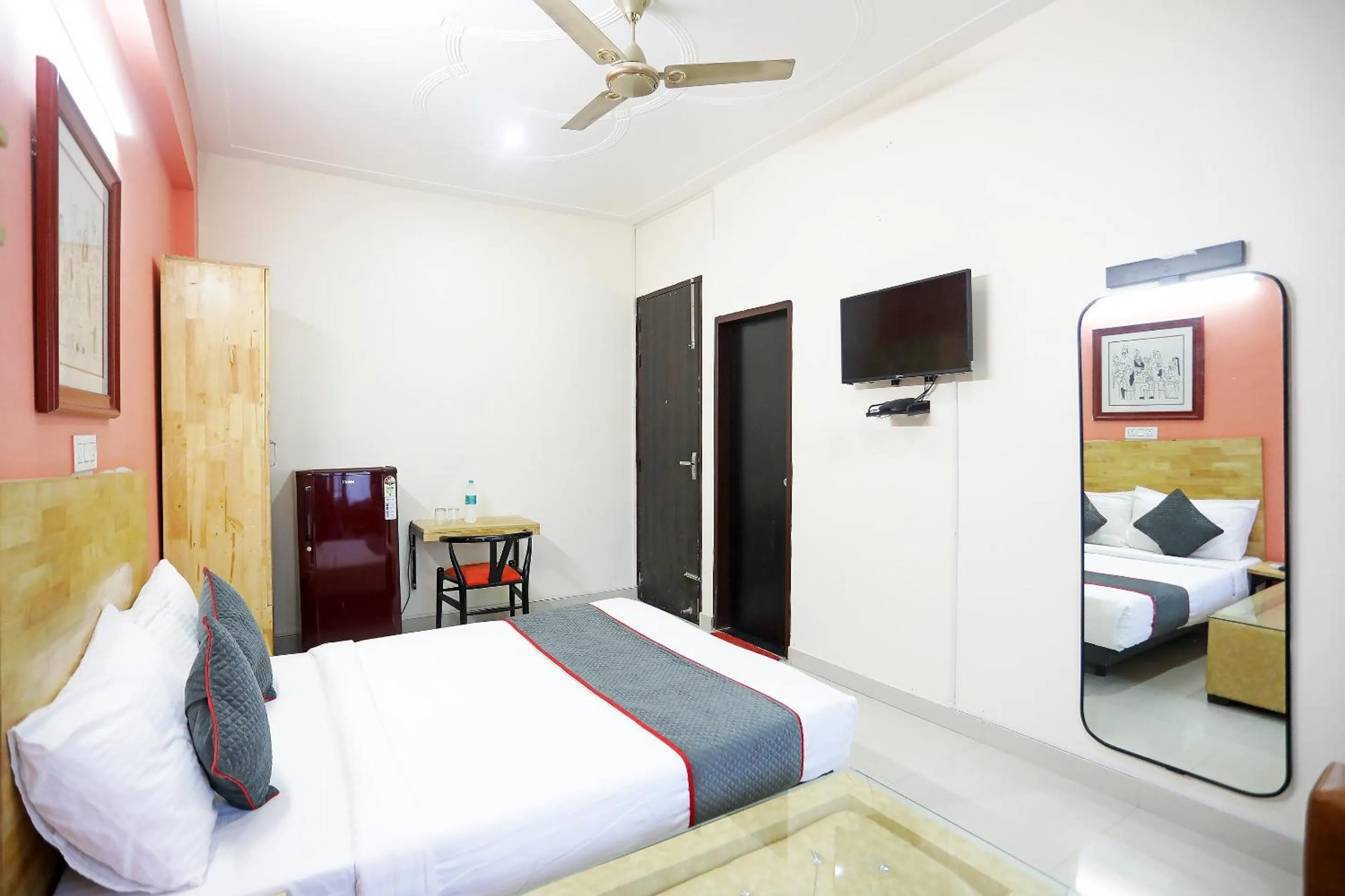 Bedroom, Bed in Super Townhouse Cloud Bay, Near Genpact, Sector-69, Gurgaon