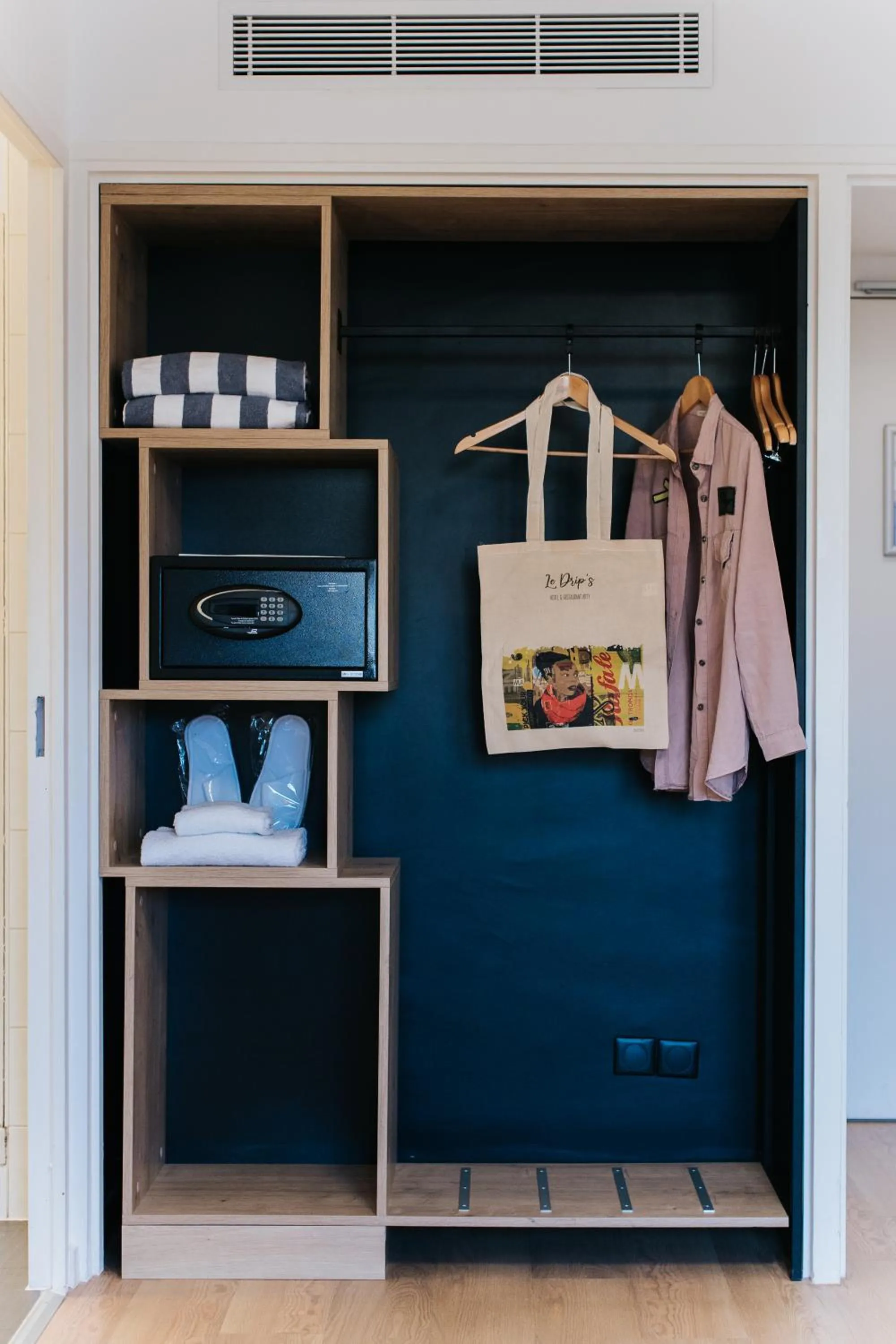 wardrobe in Le Drip's