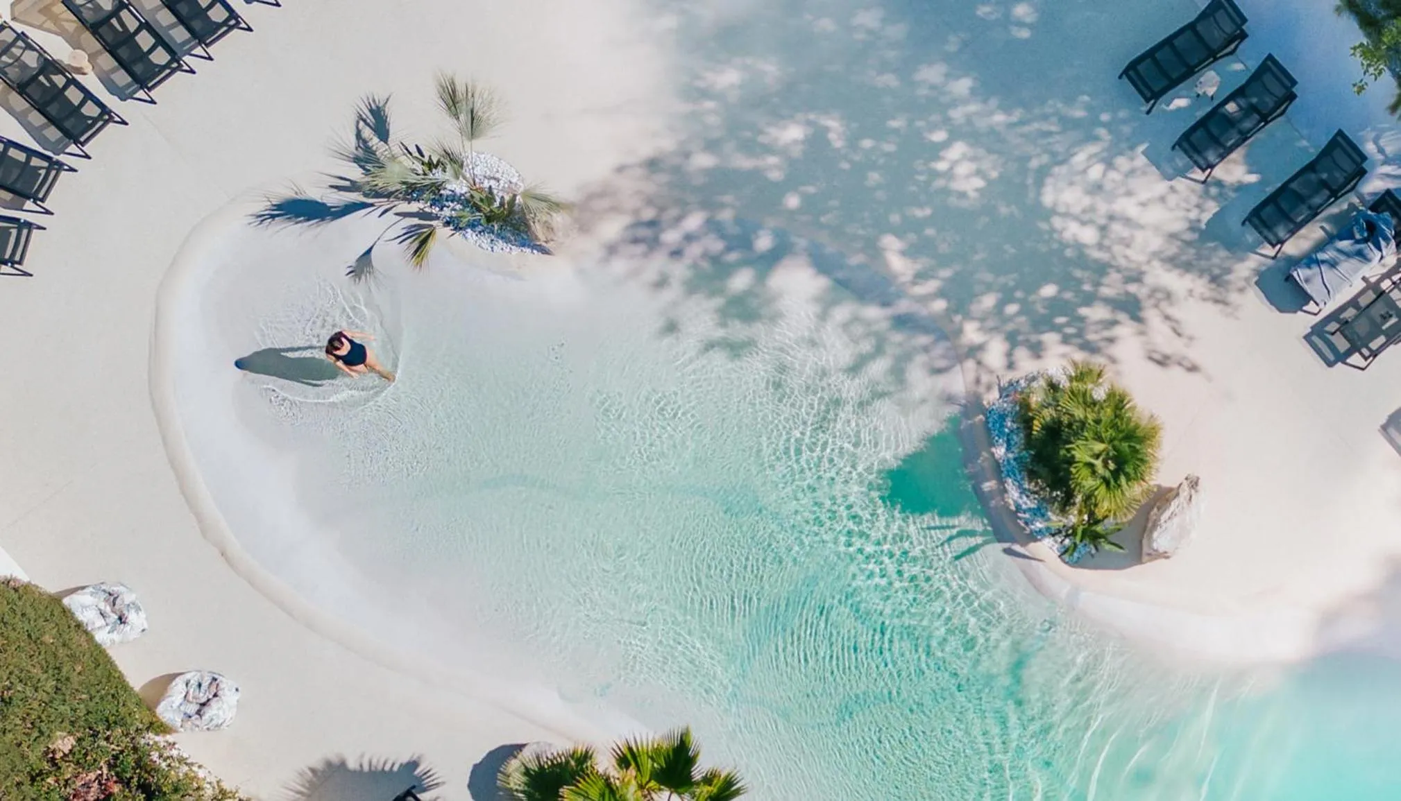 Pool view in Le Drip's