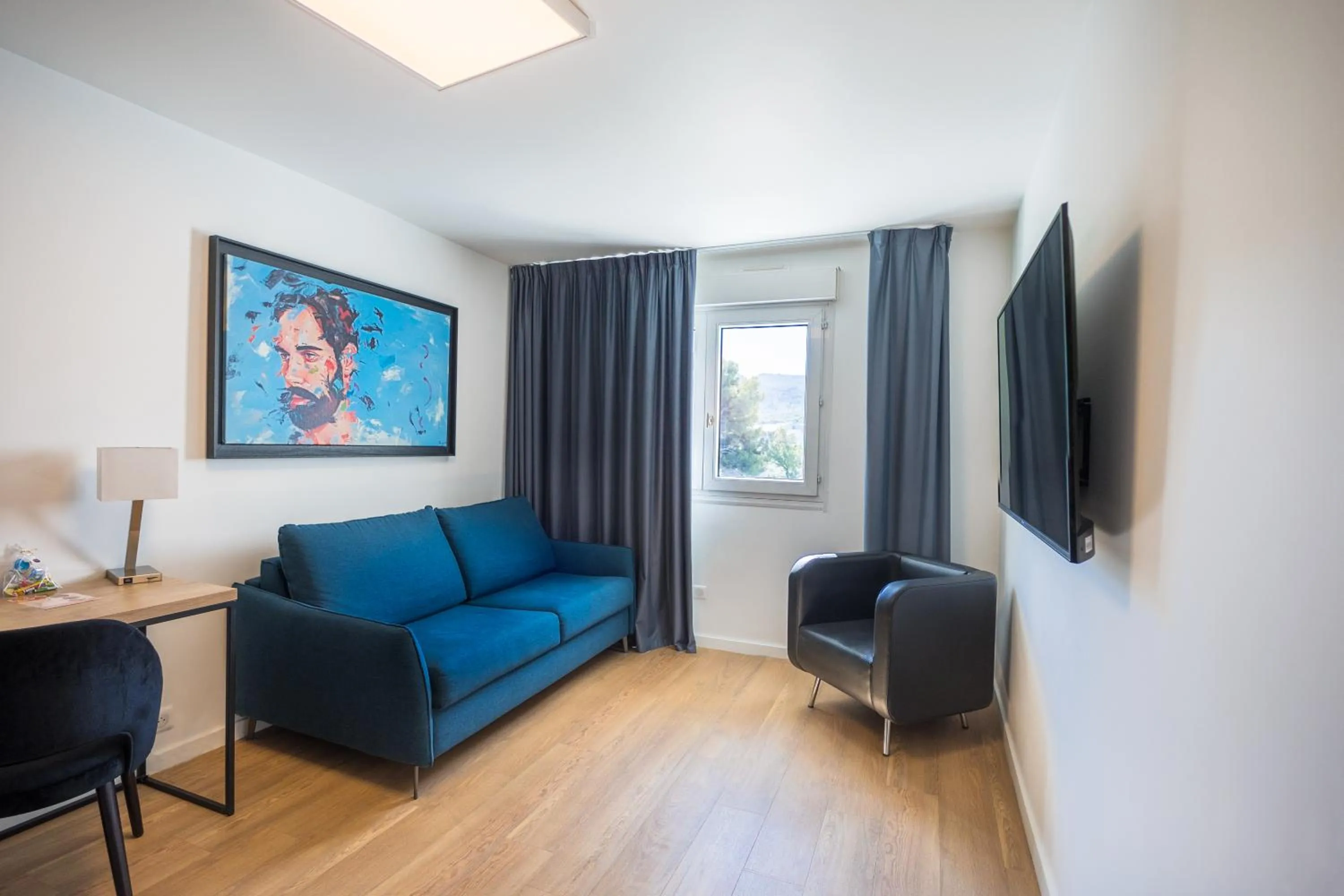 Communal lounge/ TV room in Le Drip's