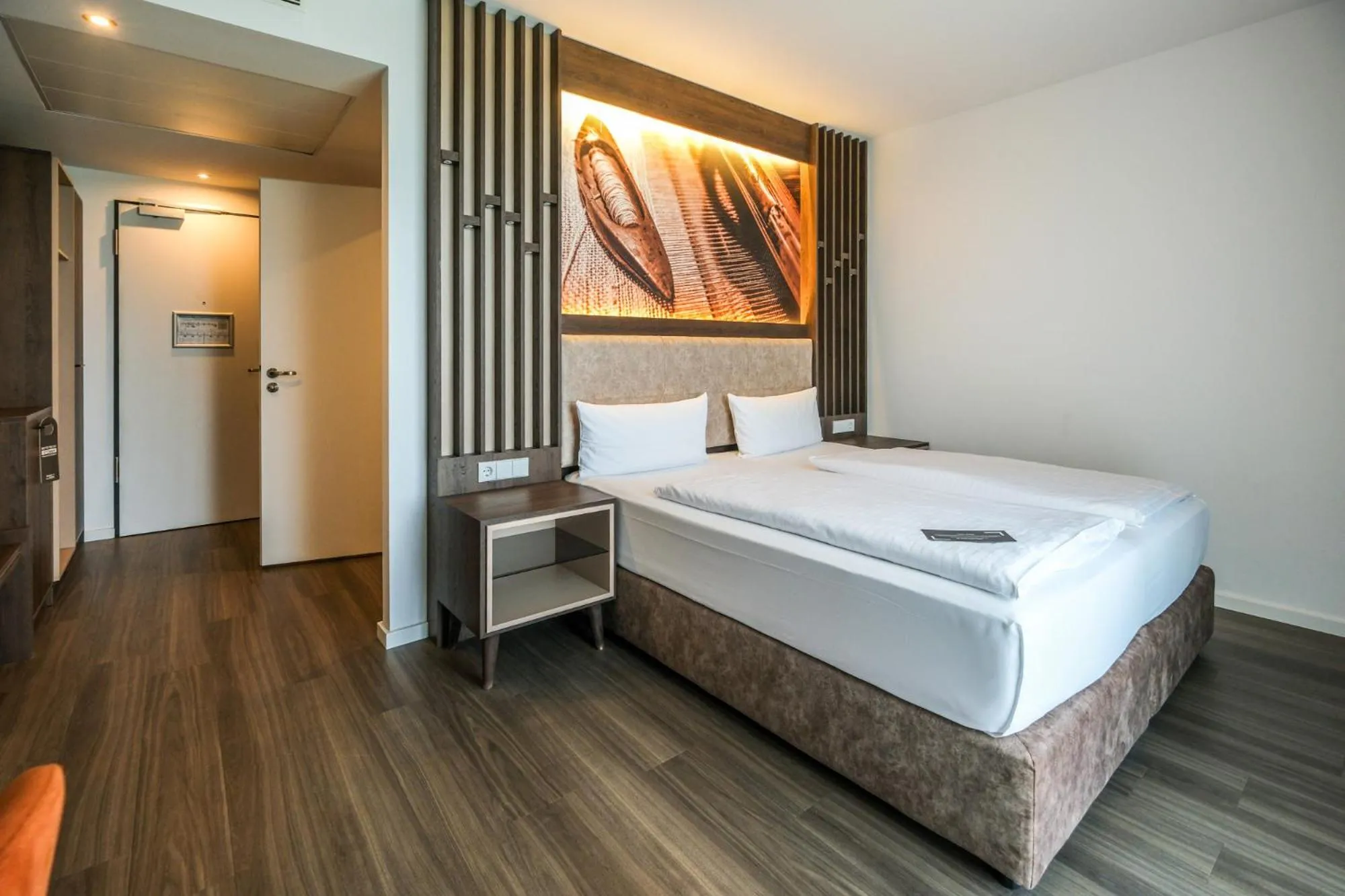 Photo of the whole room, Bed in Tools Hotel Laichingen