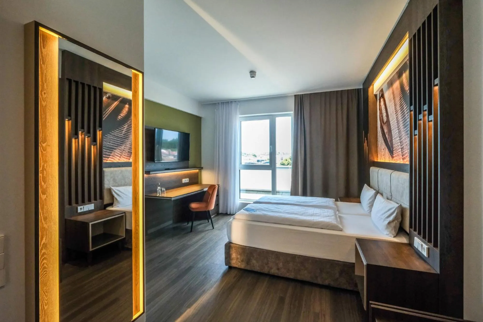 Photo of the whole room, Bed in Tools Hotel Laichingen