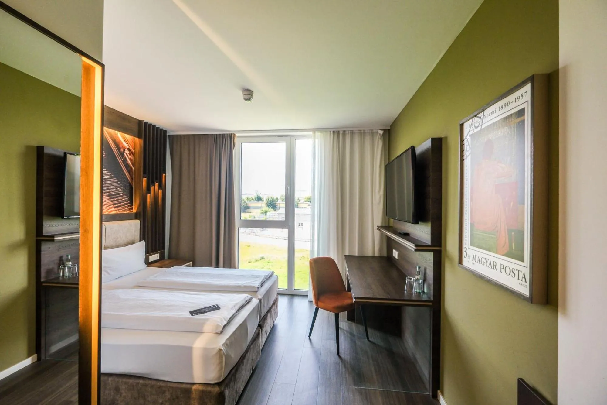 Photo of the whole room, Bed in Tools Hotel Laichingen