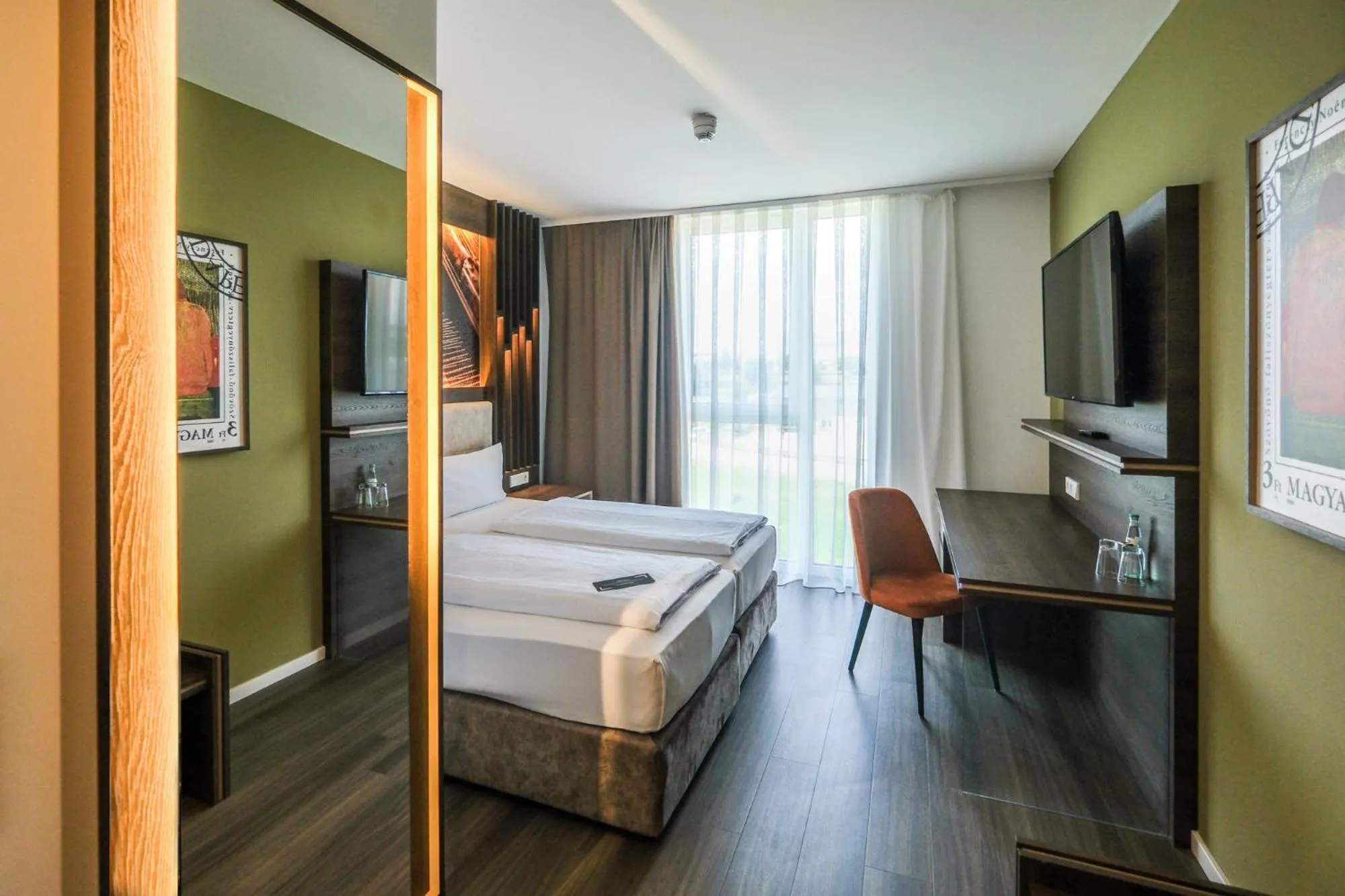 Photo of the whole room, Bed in Tools Hotel Laichingen