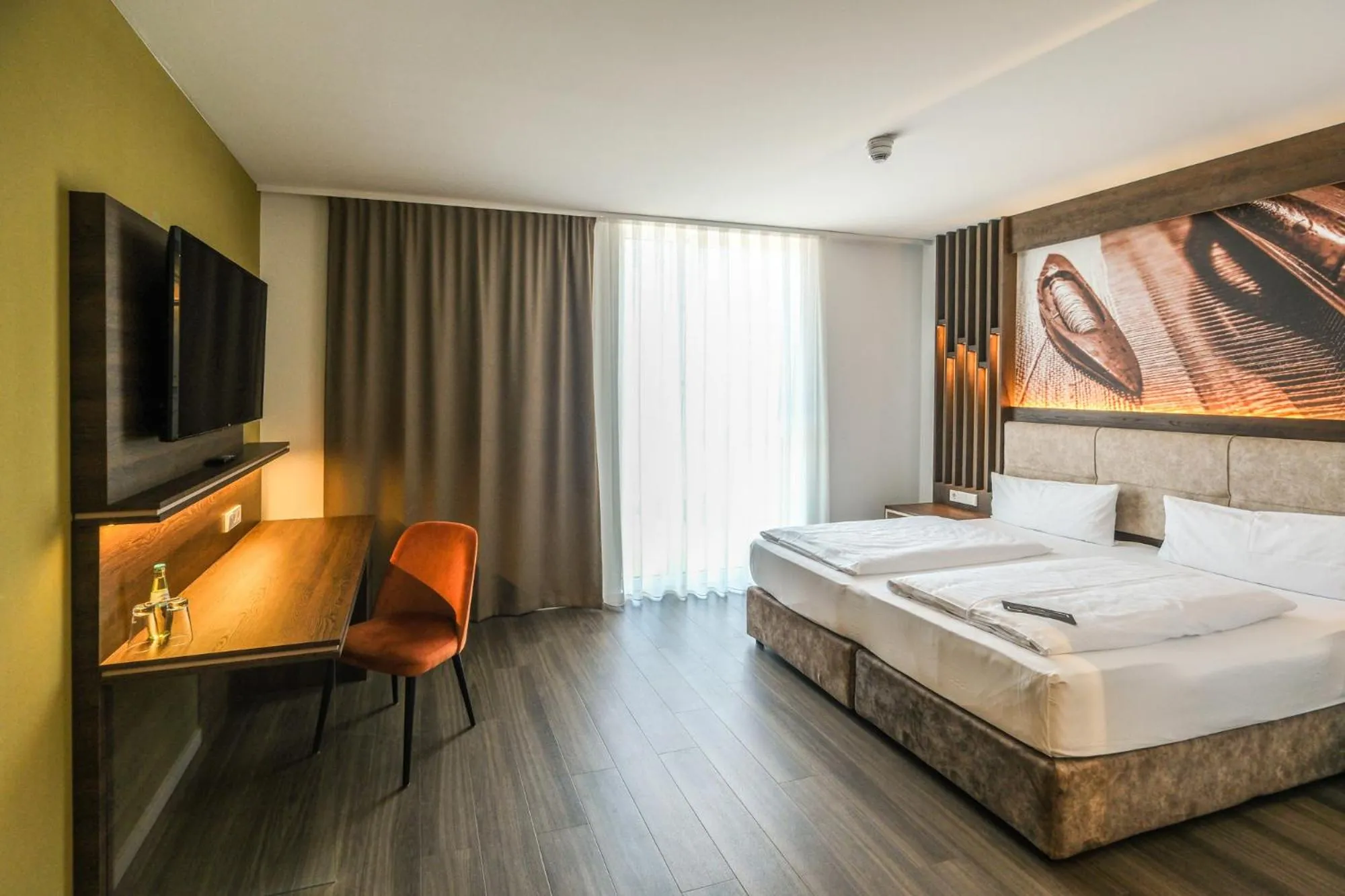 Photo of the whole room, Bed in Tools Hotel Laichingen