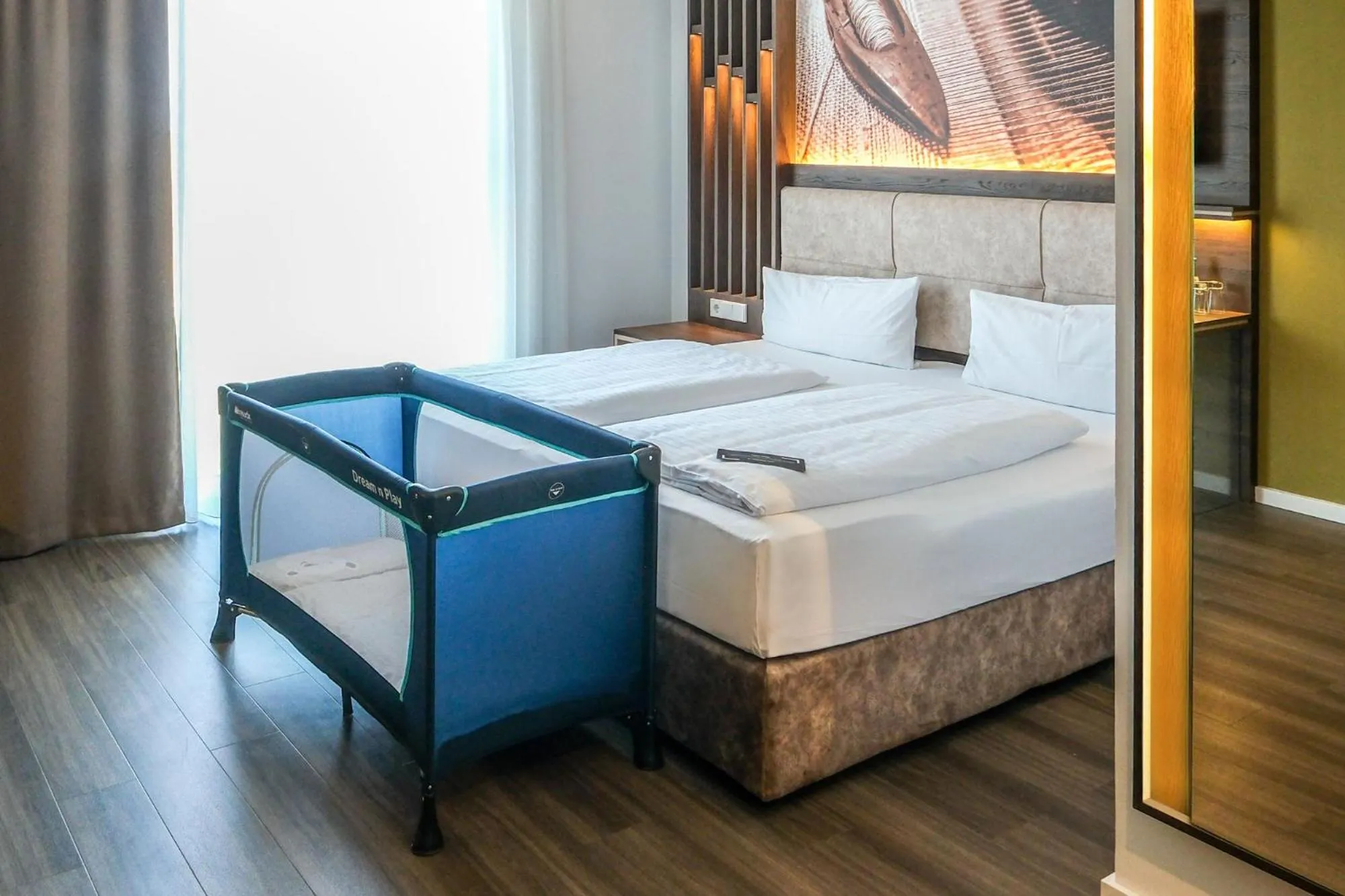 Photo of the whole room, Bed in Tools Hotel Laichingen