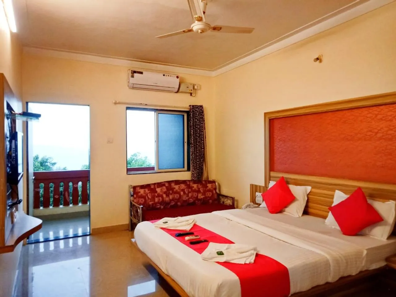 Bed in Shivneri Holiday Resort