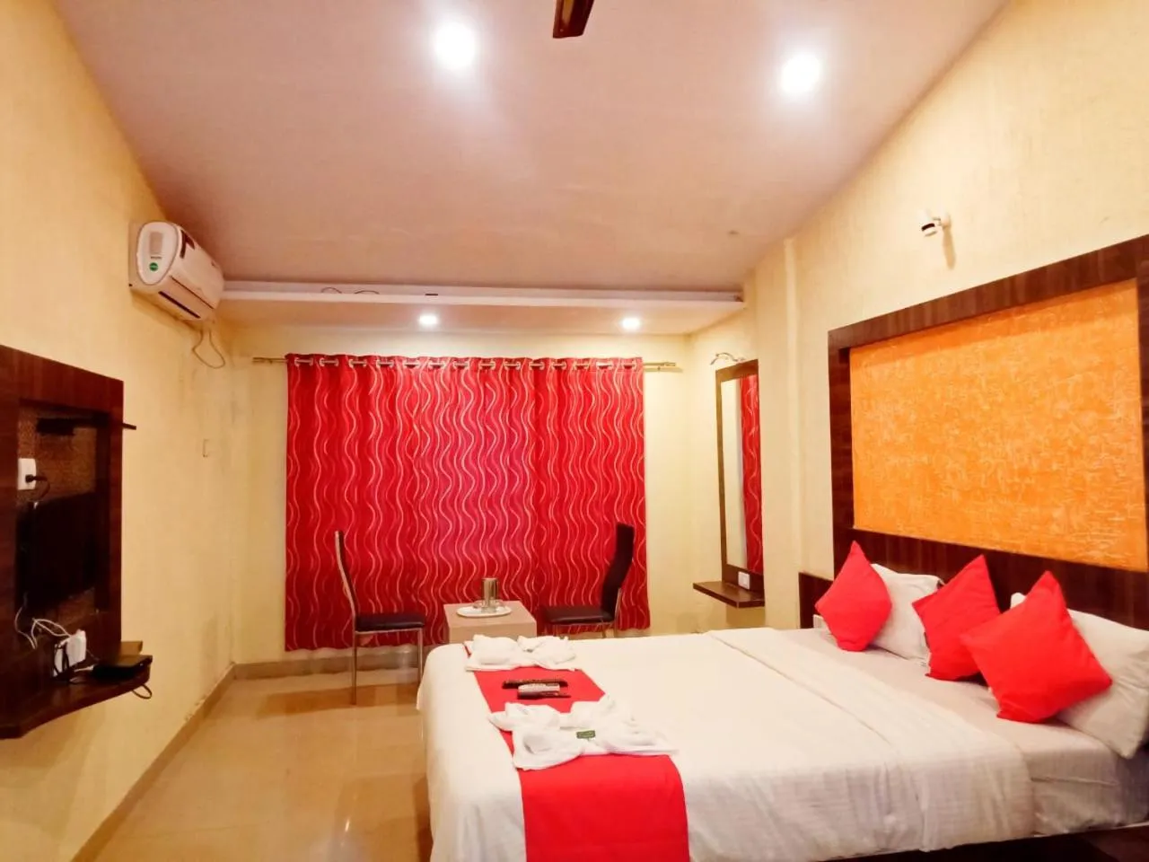 Bed in Shivneri Holiday Resort