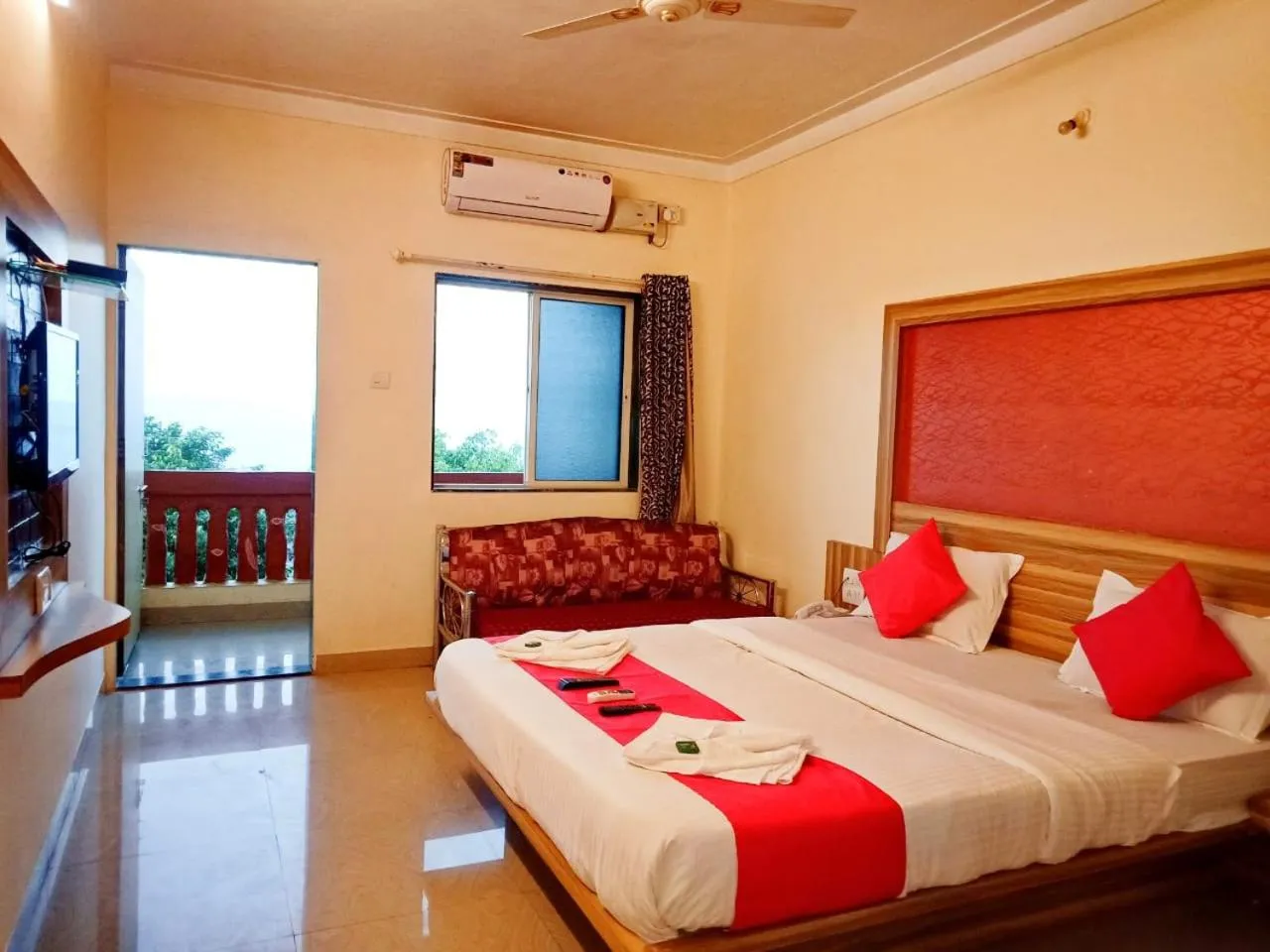 Bed in Shivneri Holiday Resort