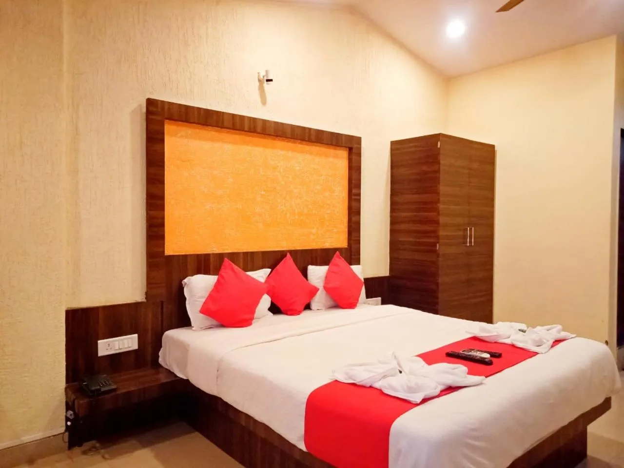 Bed in Shivneri Holiday Resort