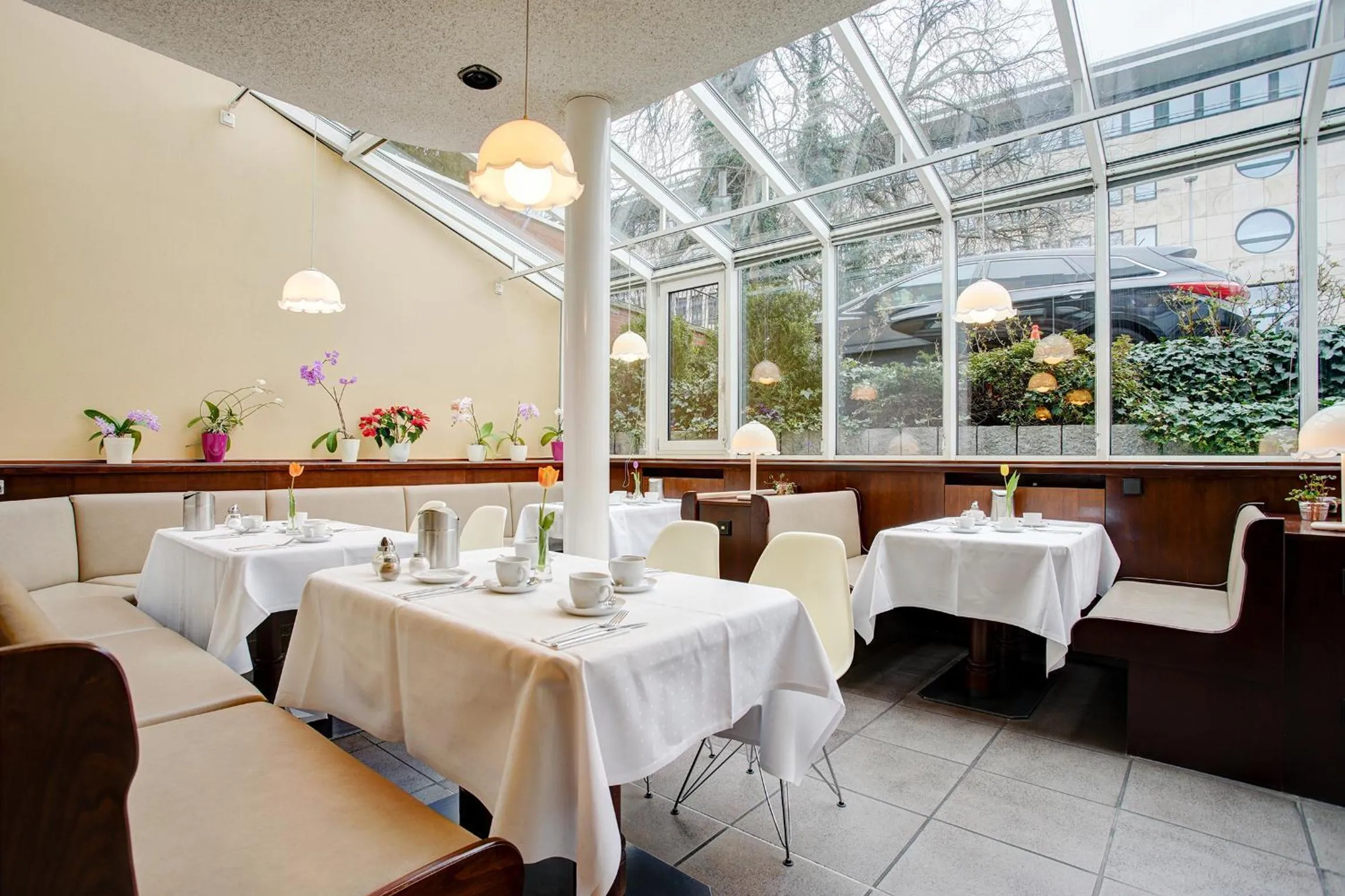 Restaurant/places to eat in Hotel Atlanta