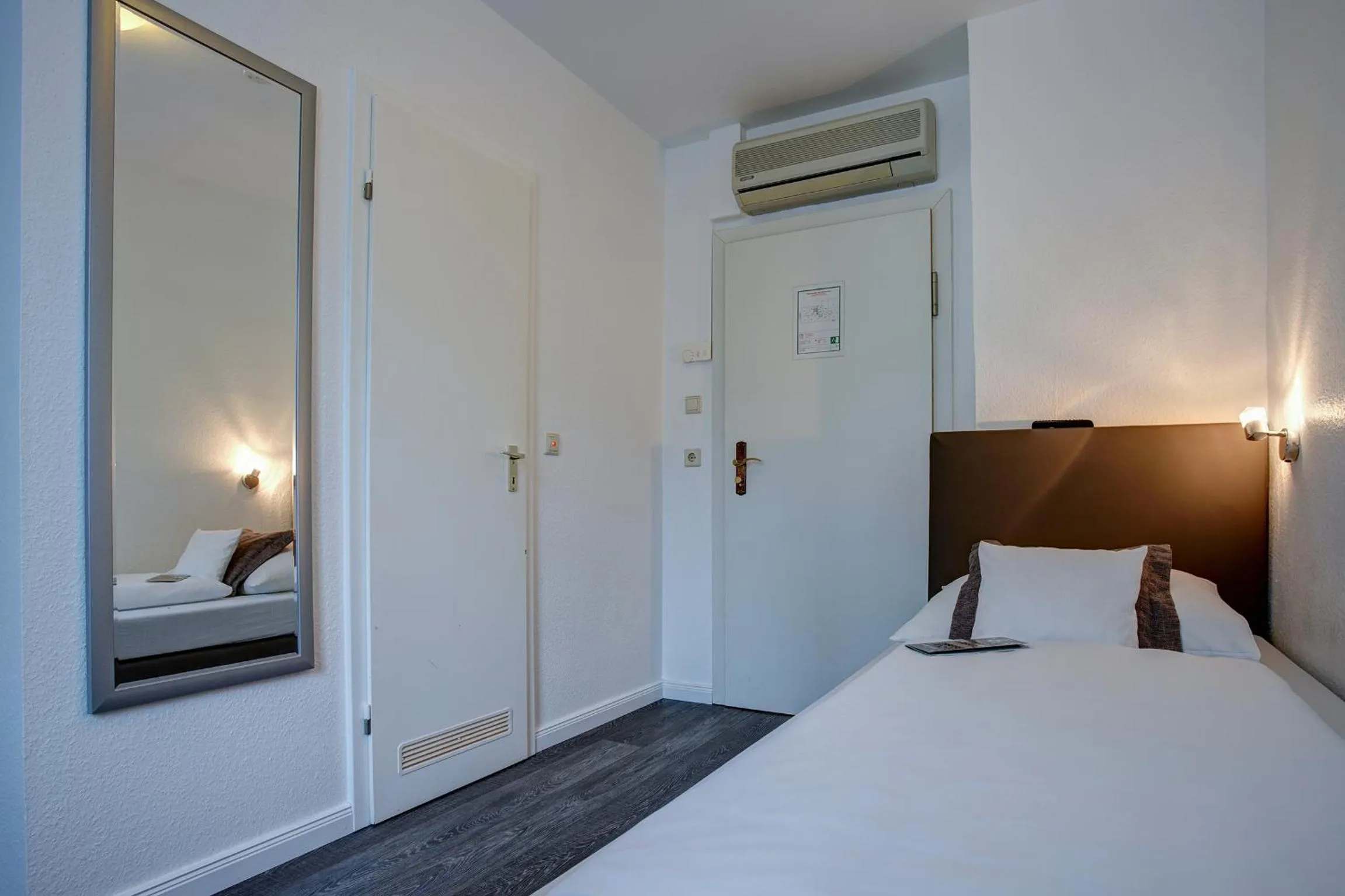 Photo of the whole room, Bed in Hotel Atlanta