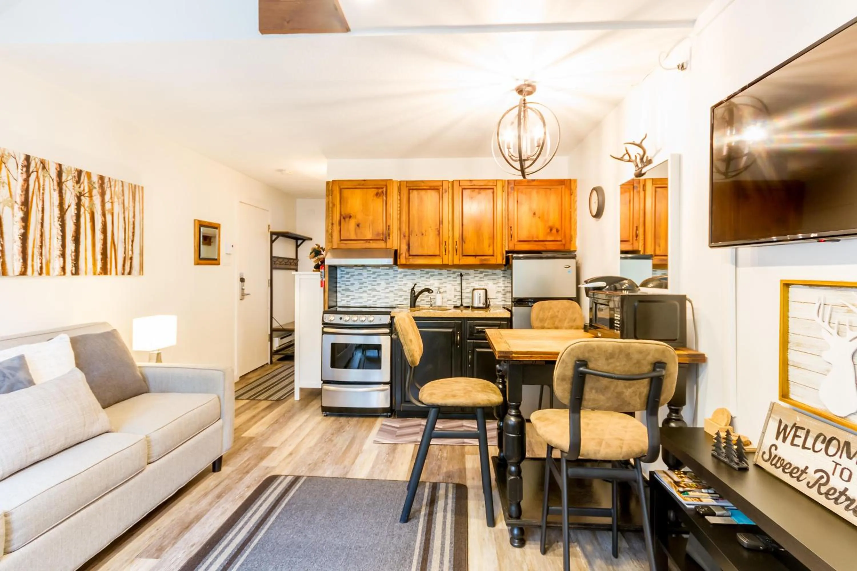 Cute and Cozy, walk to Gondola Ski in Out