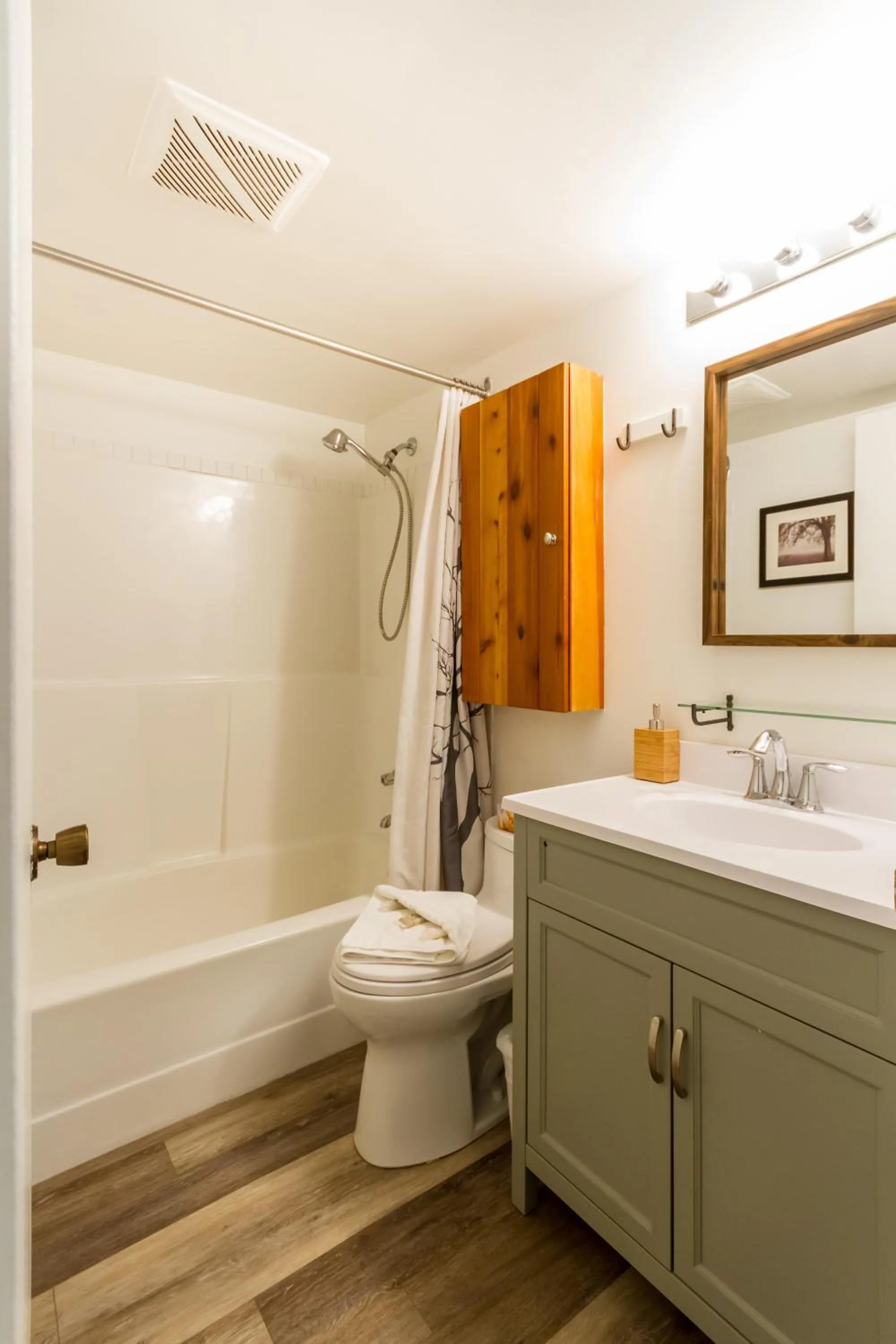 Cute and Cozy, walk to Gondola Ski in Out