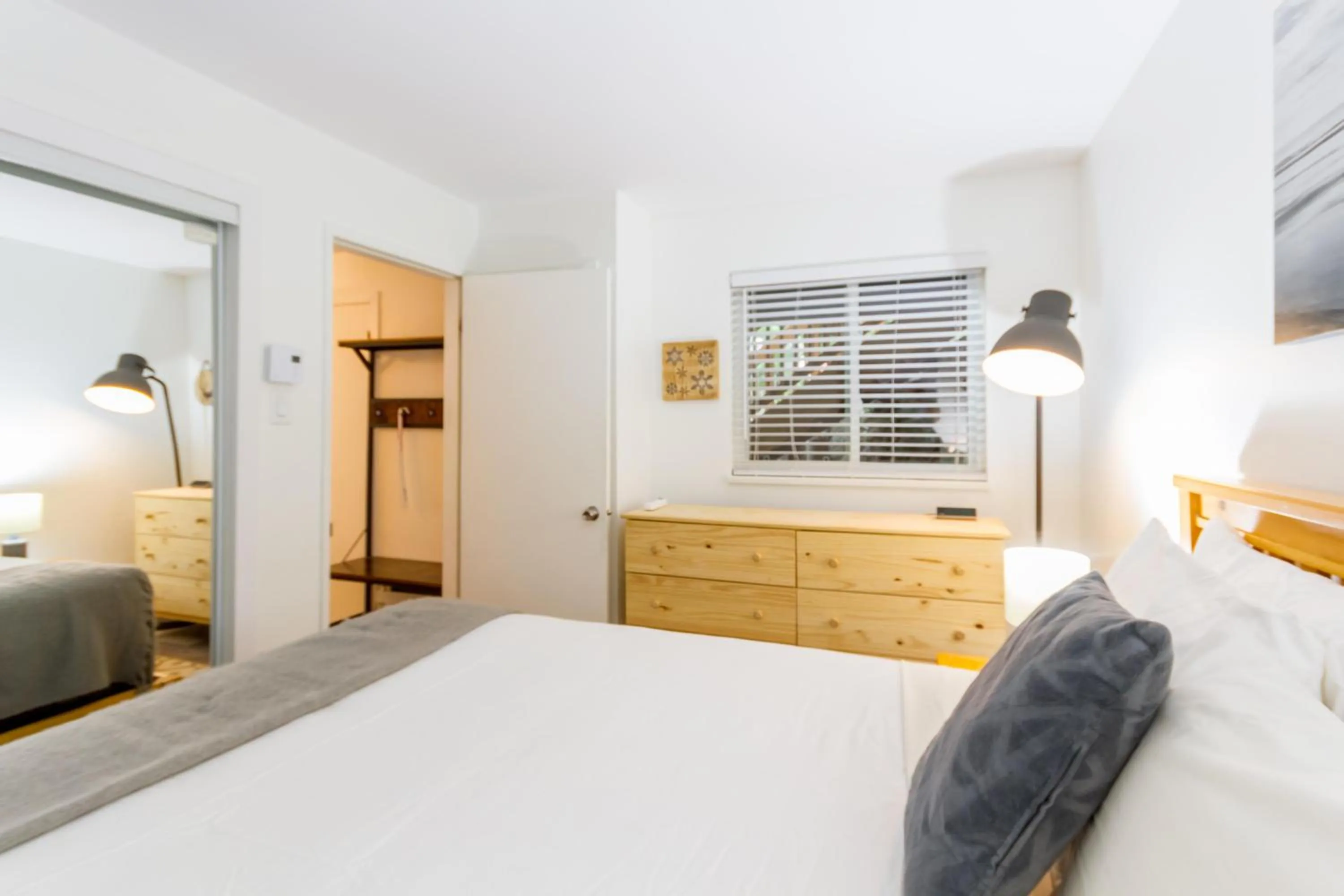 Bed in Cute and Cozy, walk to Gondola Ski in Out