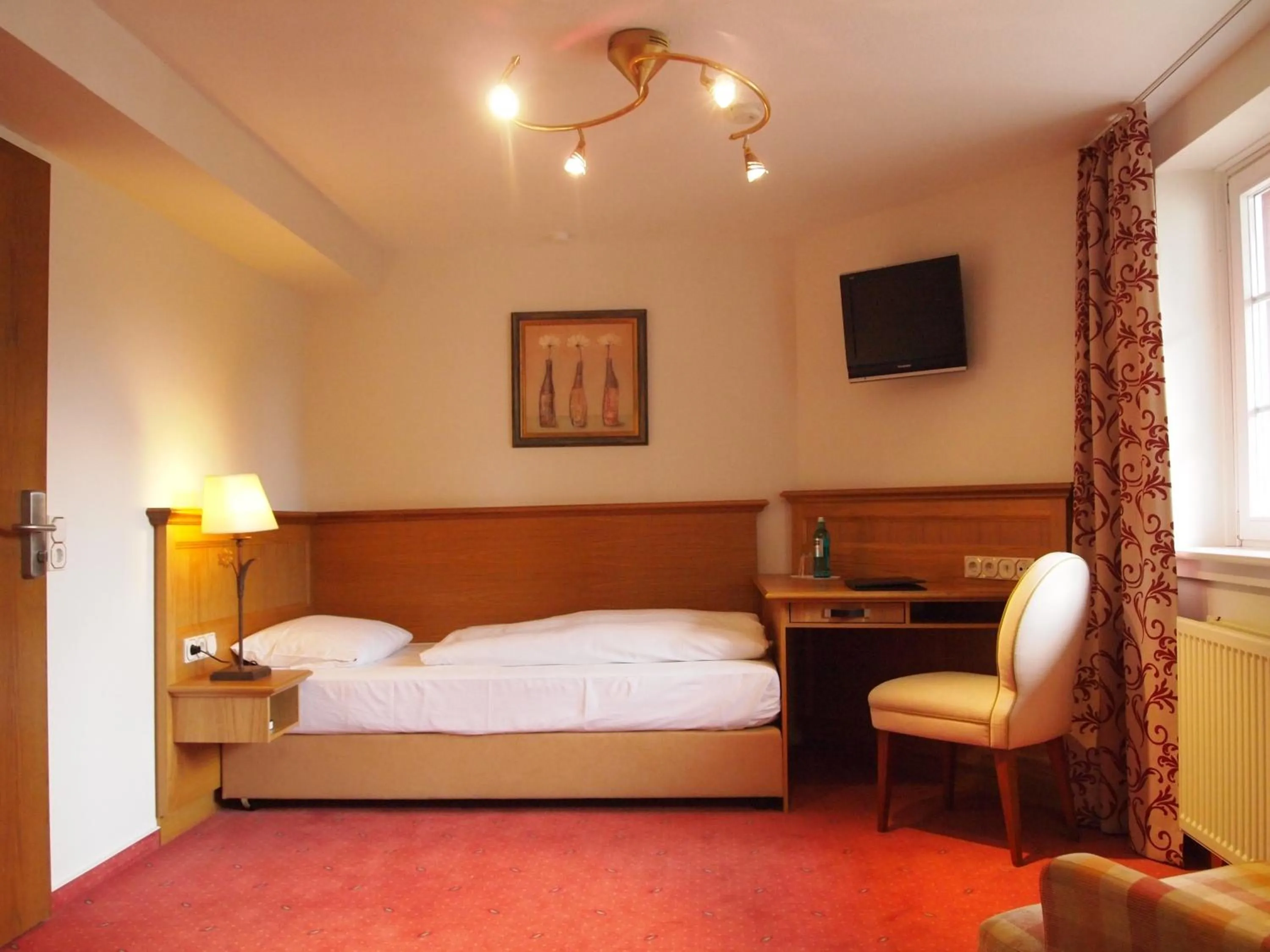 Photo of the whole room, Bed in Landgasthof Hotel Hess