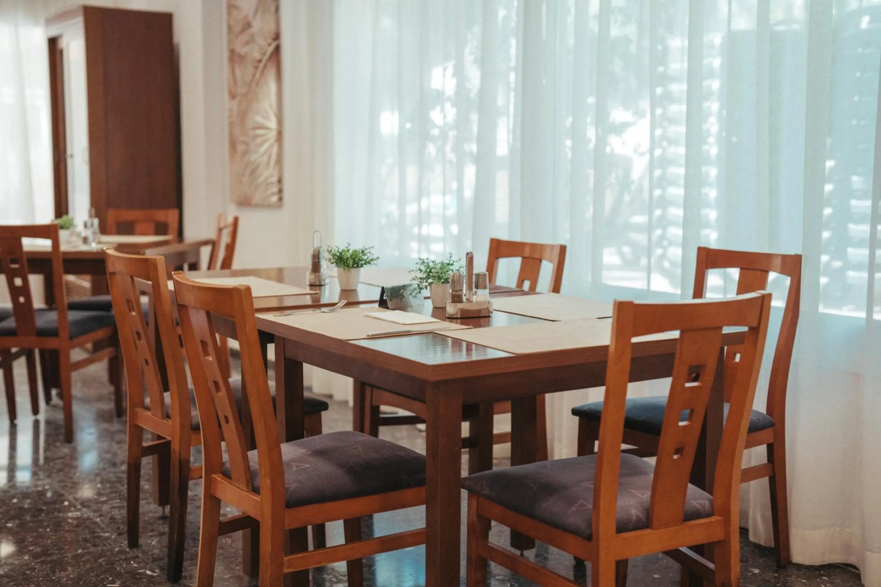 Restaurant/places to eat in ROC Oberoy - Adults Only