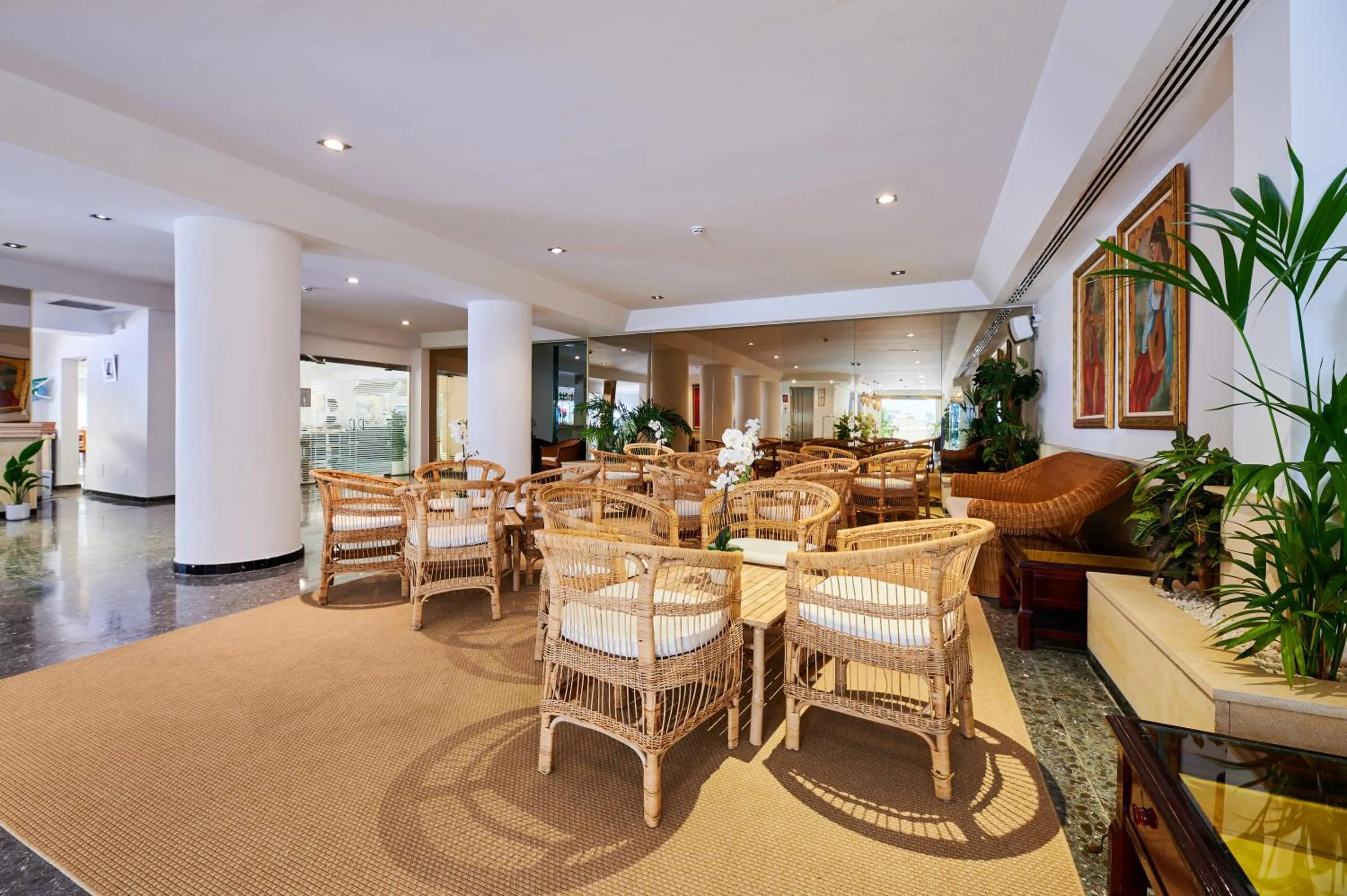 Living room in ROC Oberoy - Adults Only