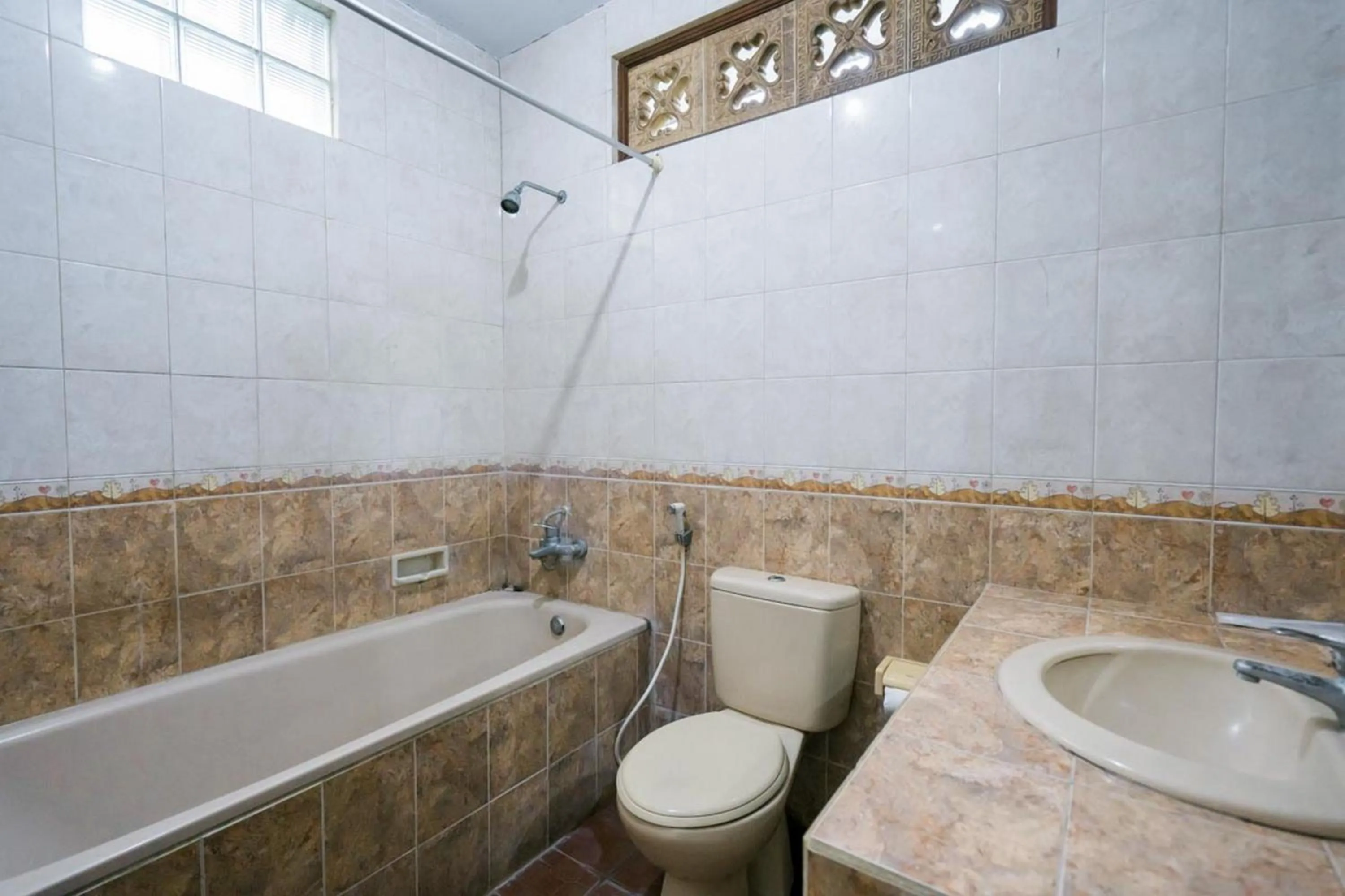 Shower in Urbanview Hotel Ananda Beach Sanur