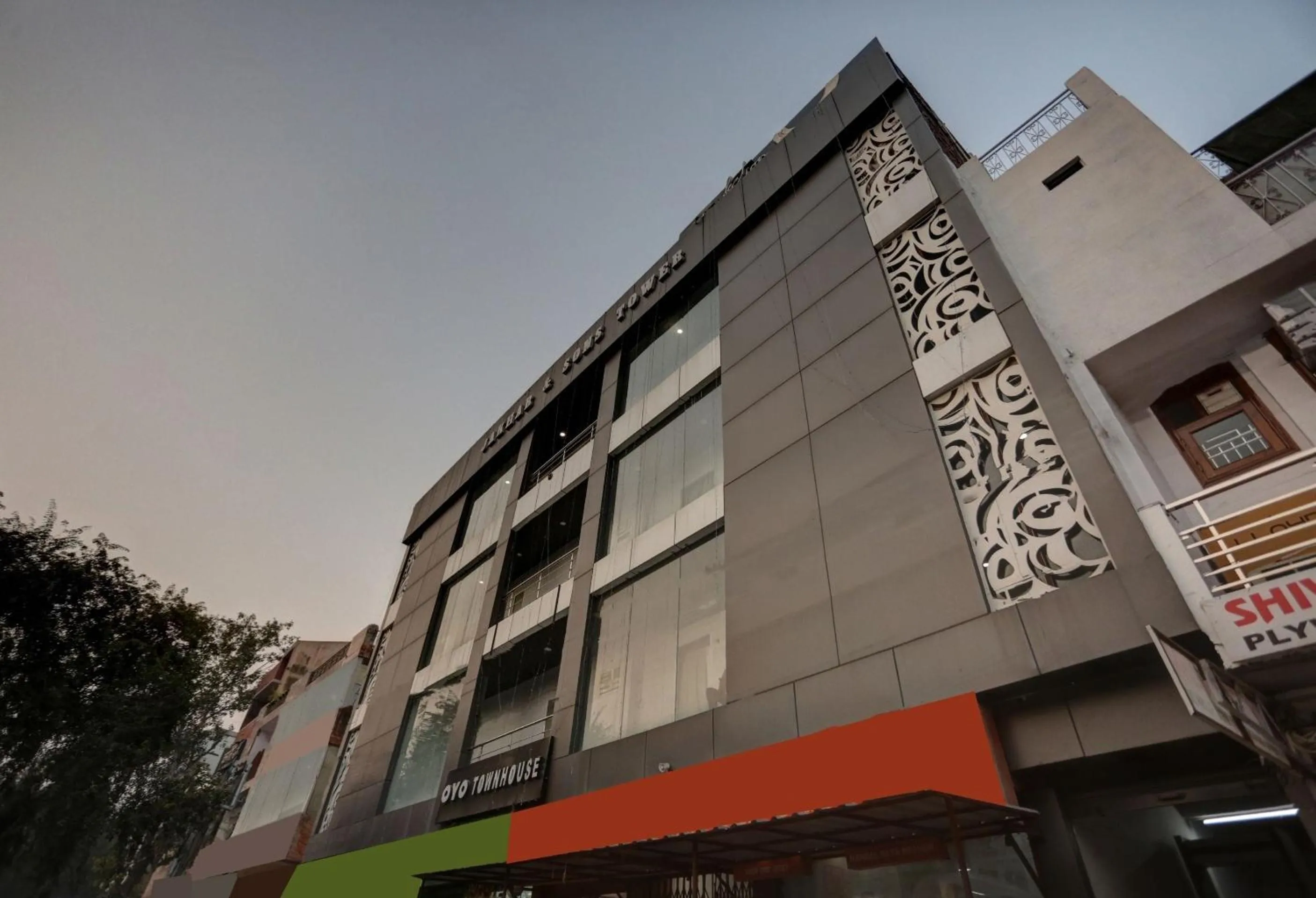 Facade/entrance in Townhouse Nangal Raya Pankha Road