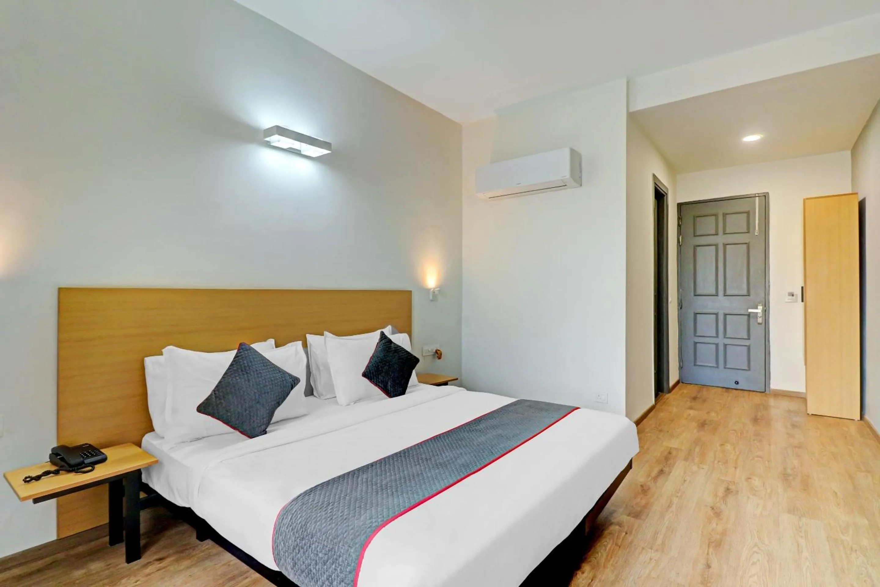 Bedroom, Bed in Super Townhouse Sector 30 Near Botanic Garden of Indian Republic