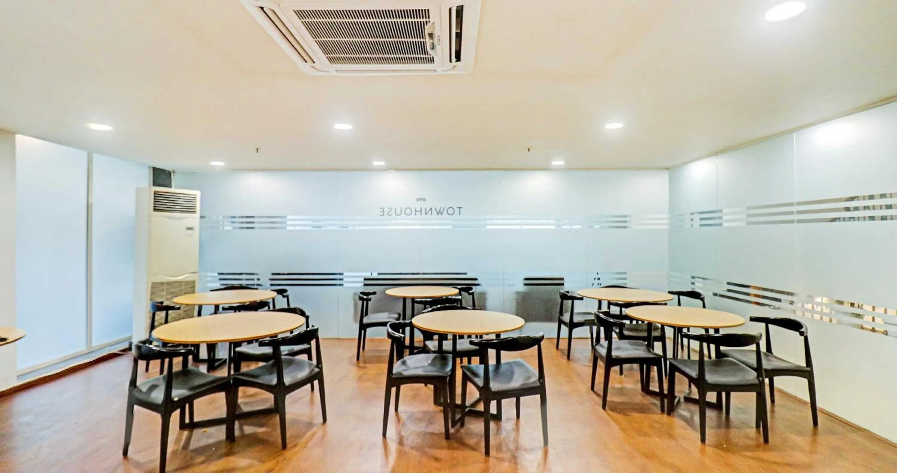 Restaurant/places to eat in Super Townhouse Sector 30 Near Botanic Garden of Indian Republic