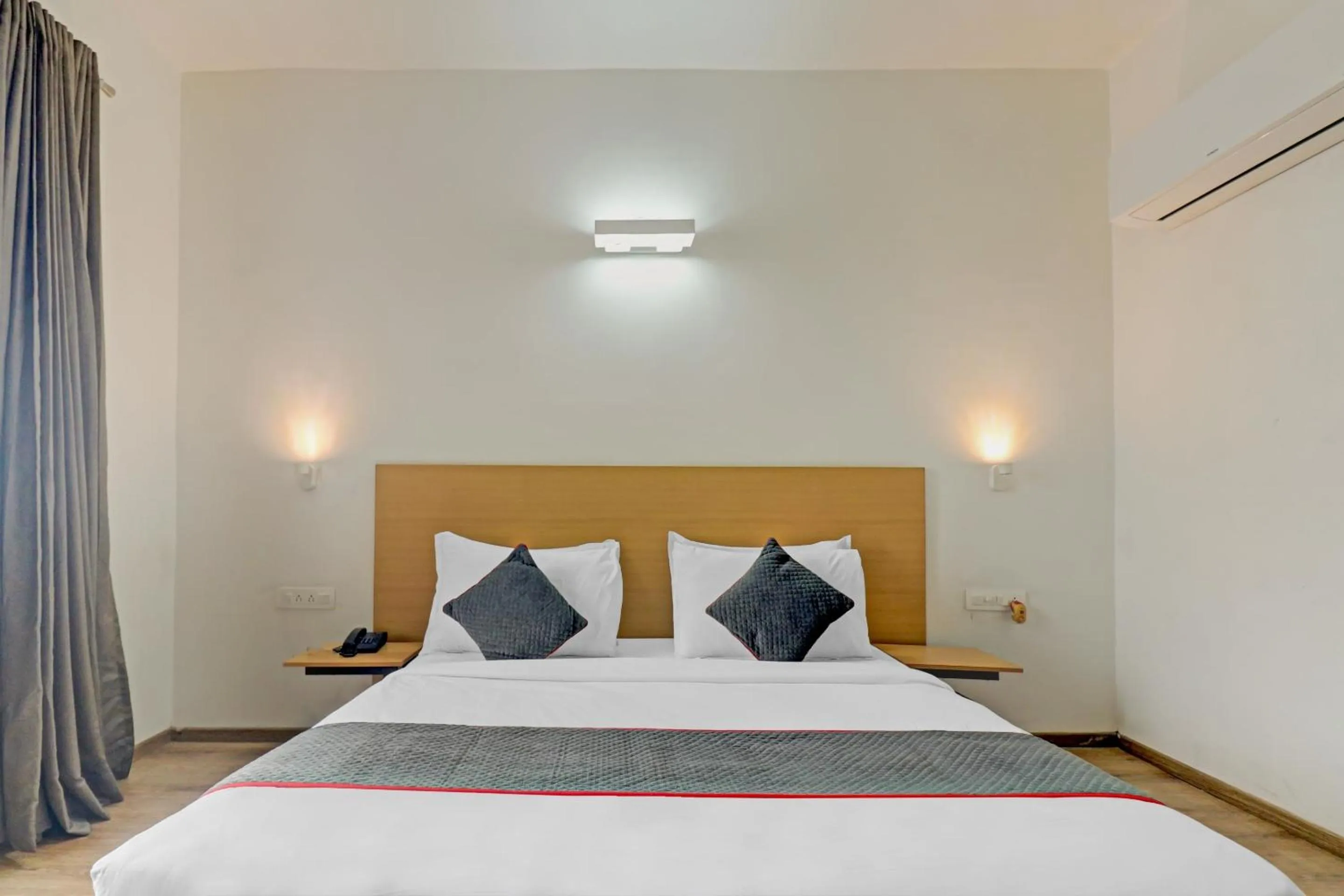 Bedroom, Bed in Super Townhouse Sector 30 Near Botanic Garden of Indian Republic