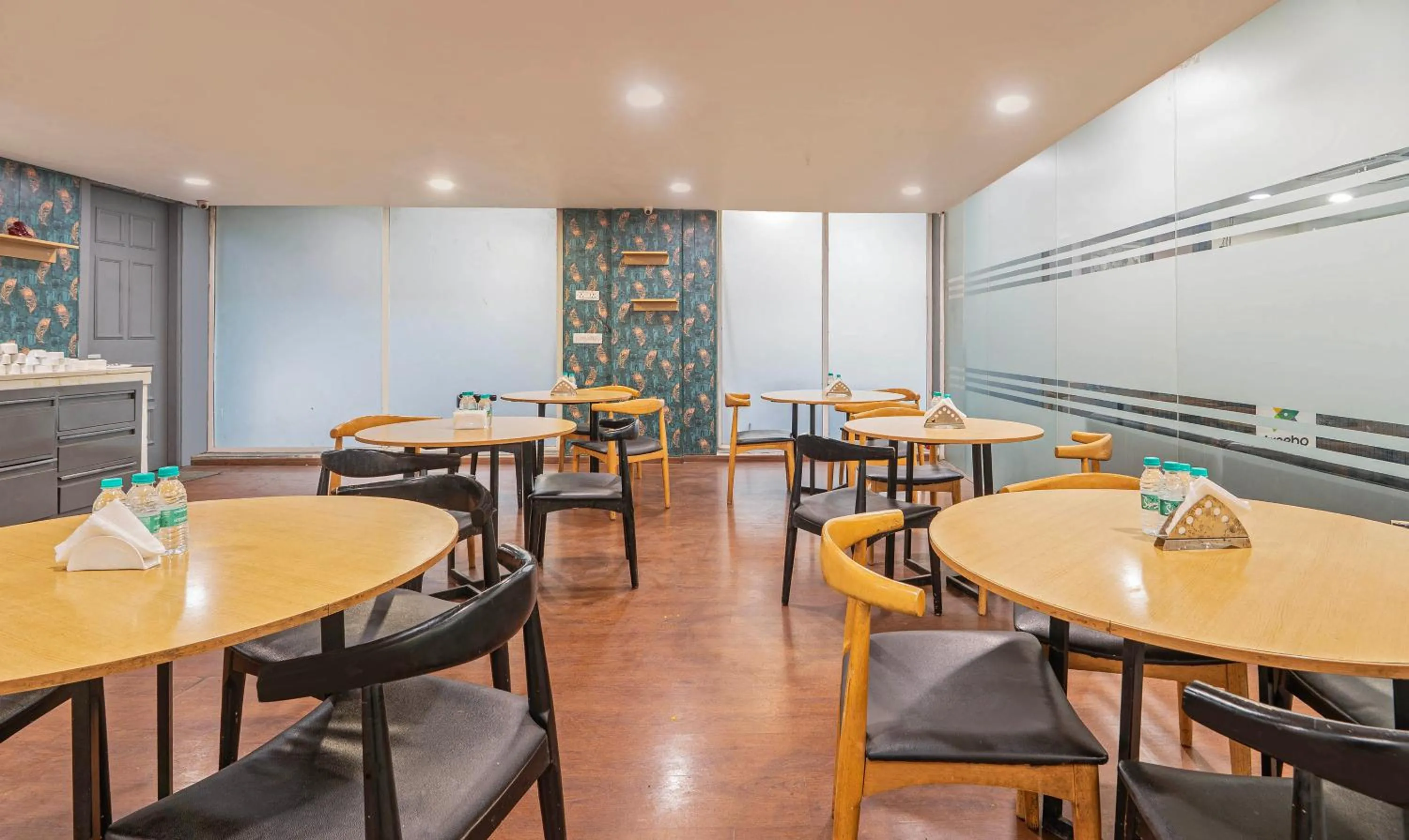 Restaurant/places to eat in Treebo Novis Stayz