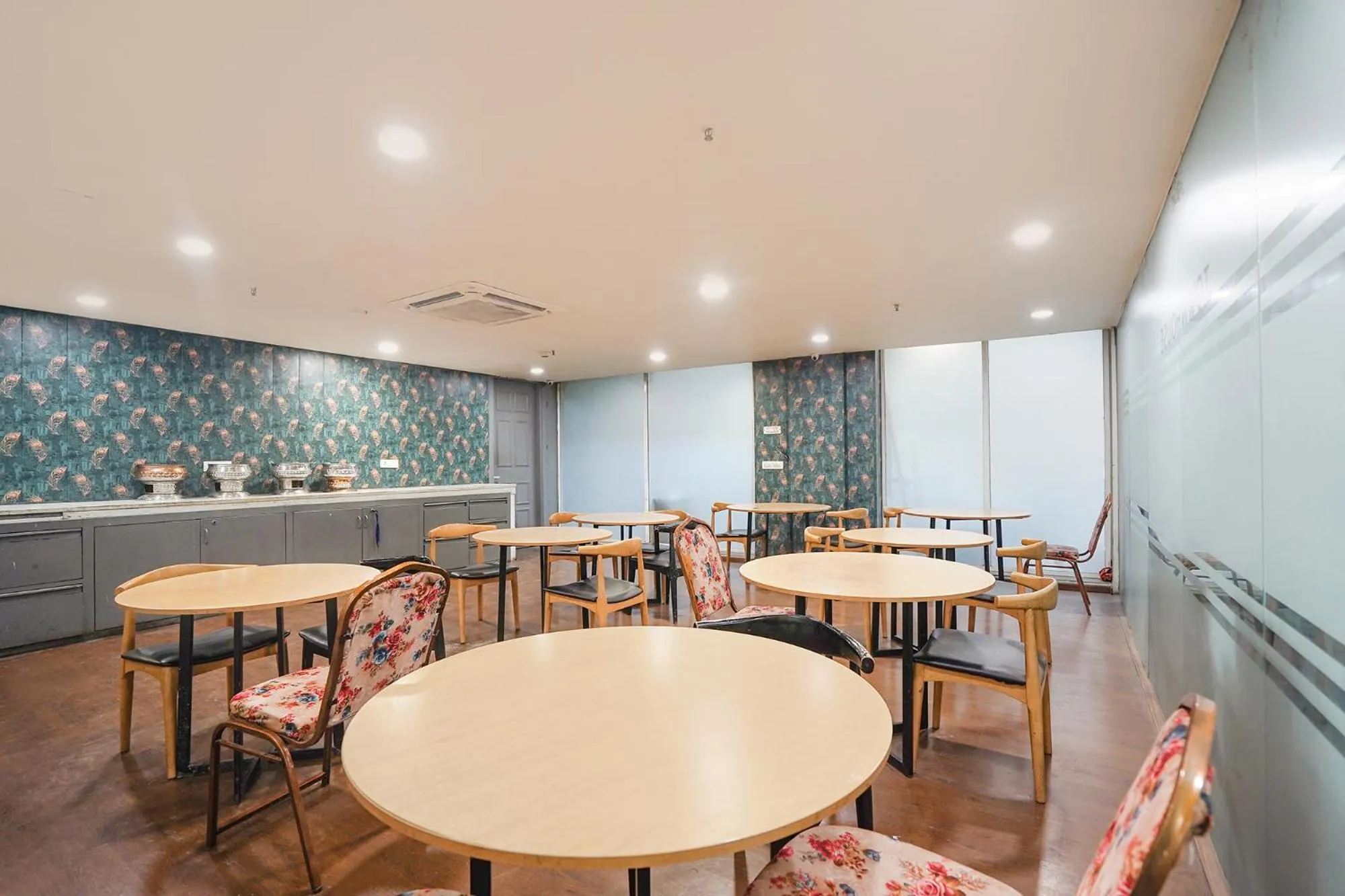 Restaurant/places to eat in FabHotel Royale 30