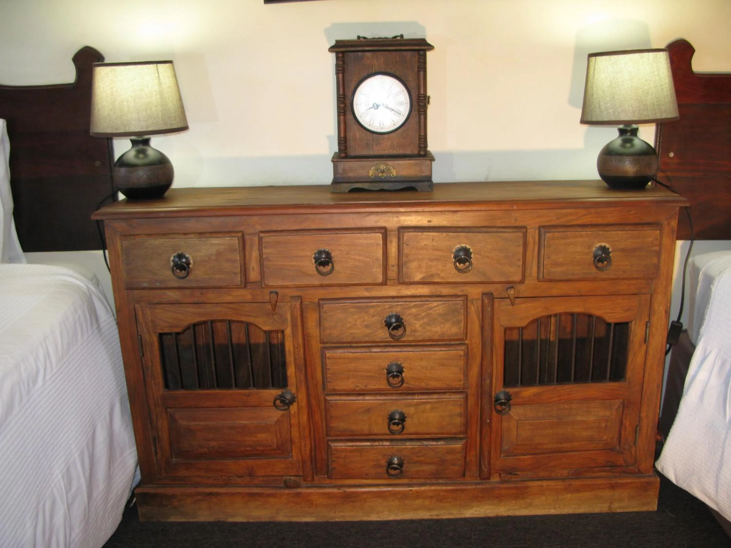 Bedroom, Bed in Aero Airport Lodge