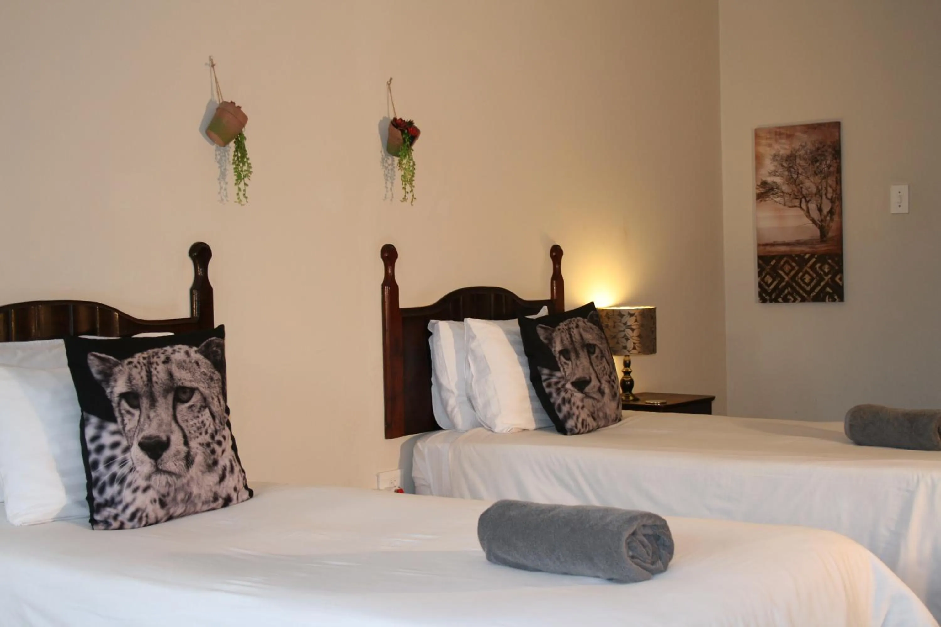 Bedroom, Bed in Aero Airport Lodge