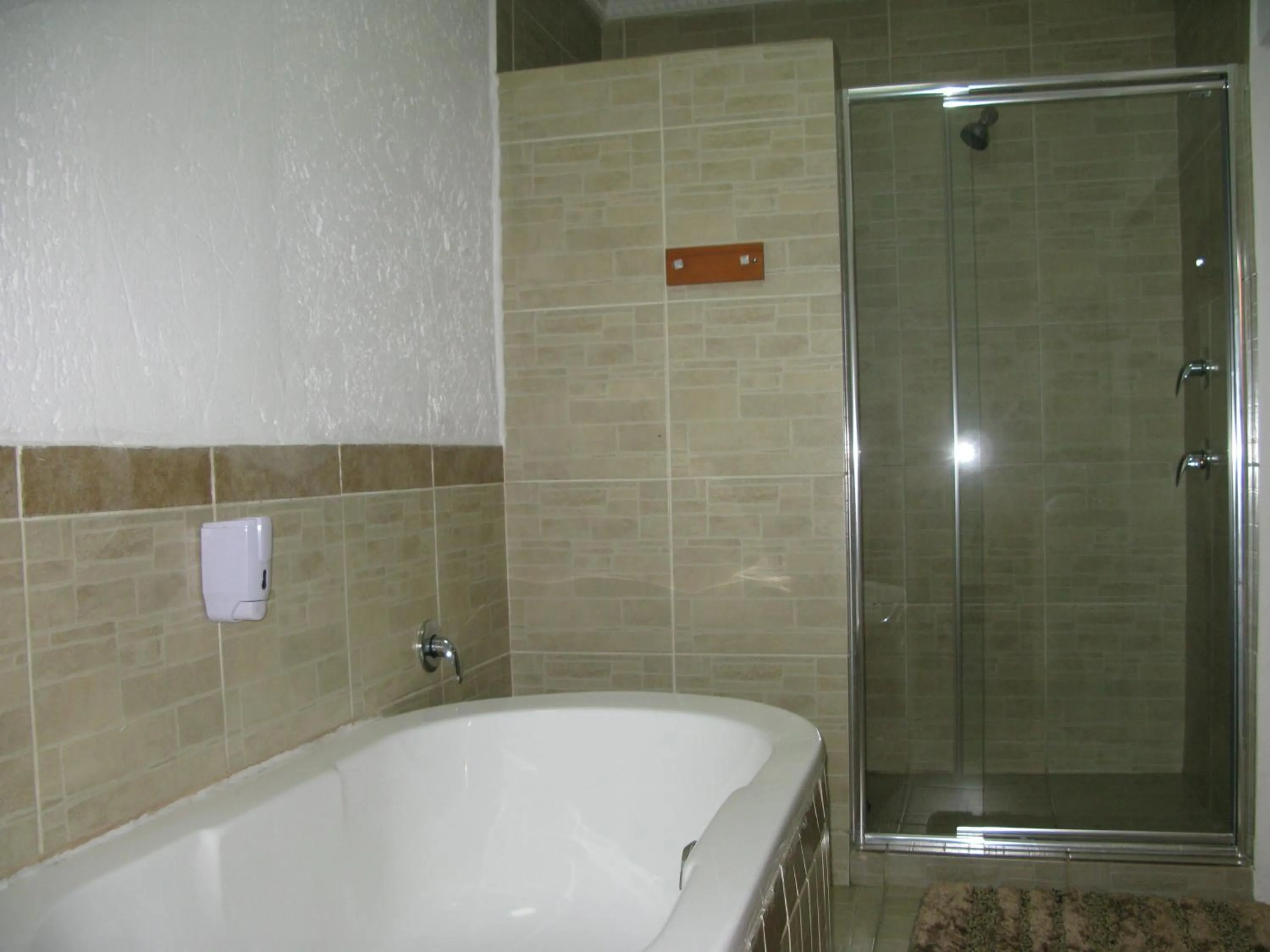 Shower in Aero Airport Lodge