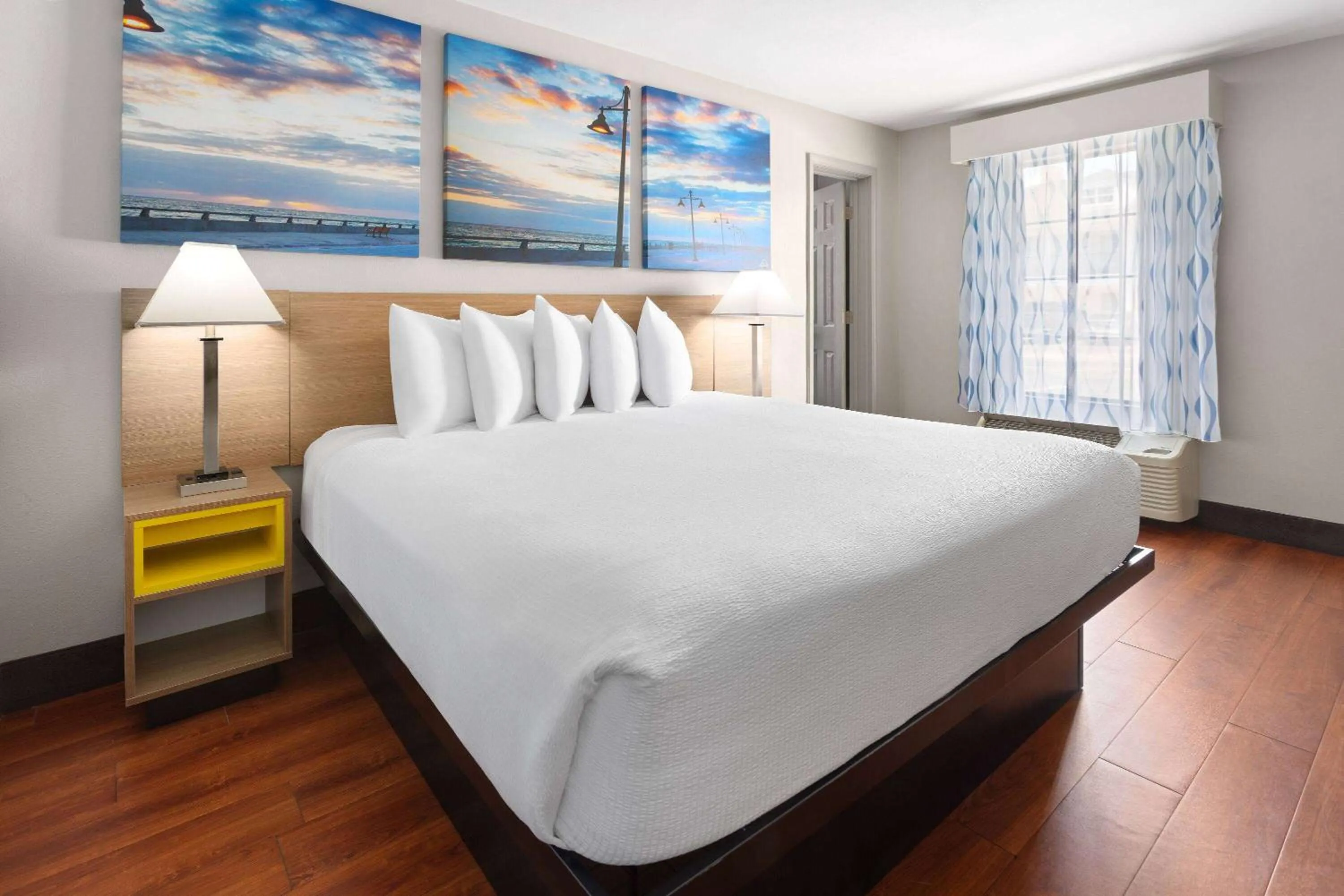 Photo of the whole room, Bed in Days Inn by Wyndham Americus