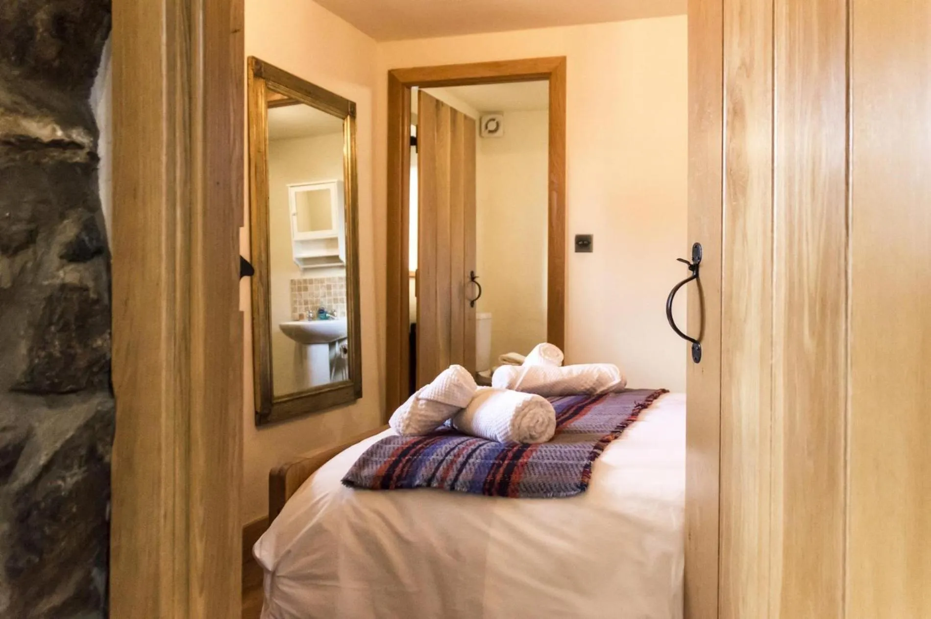 Floor plan, Bed in Foxglove - Luxurious Barn Conversion - Blossom Farm