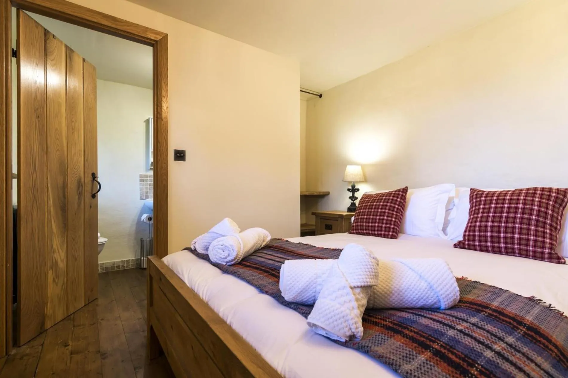 Floor plan, Bed in Foxglove - Luxurious Barn Conversion - Blossom Farm