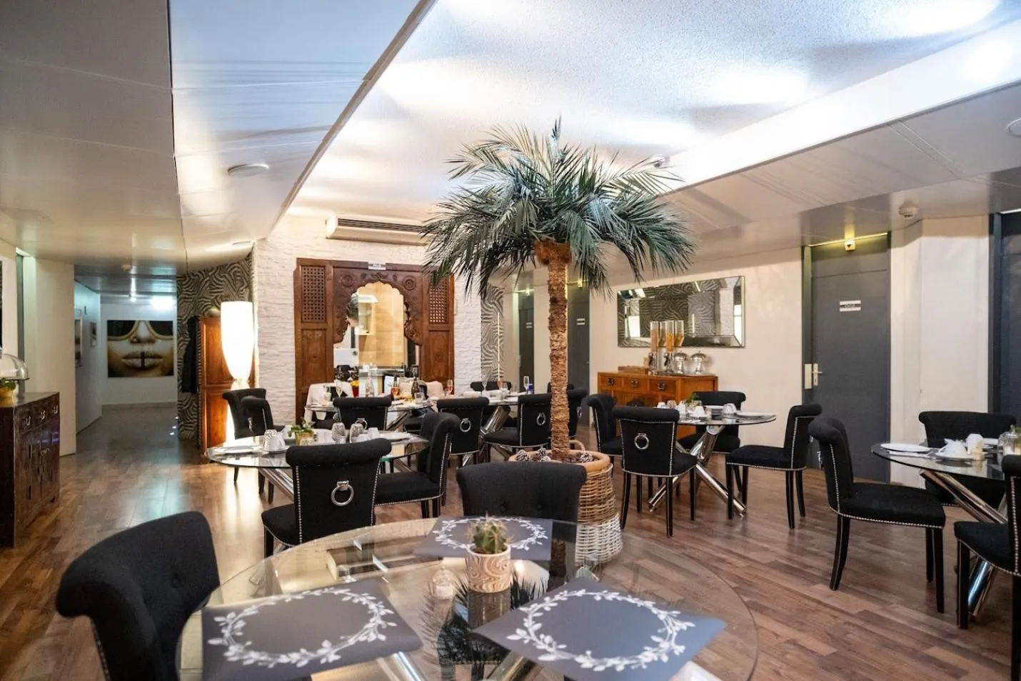 Dining area in Hotel Les Arcades