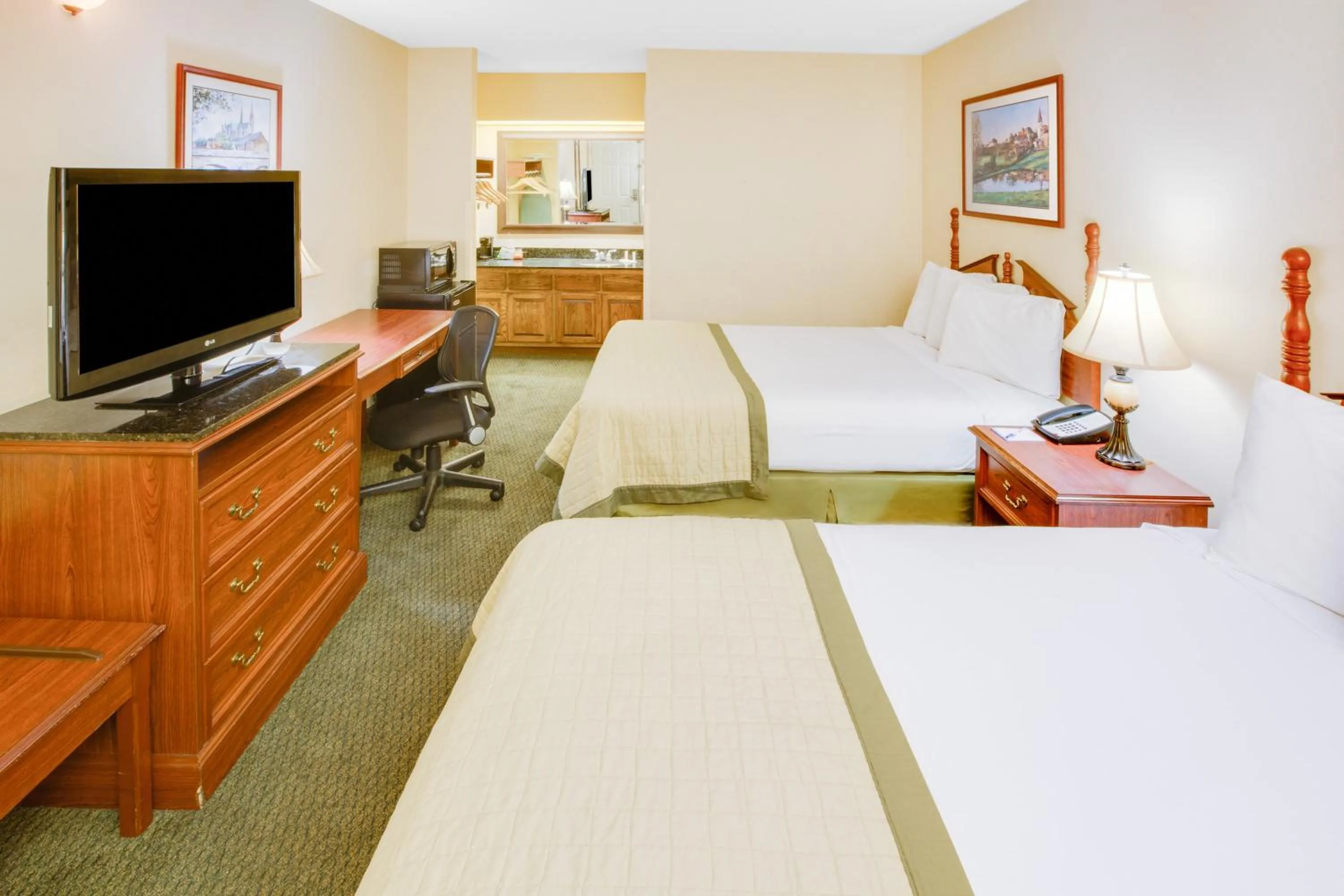 Photo of the whole room in Baymont by Wyndham Ozark