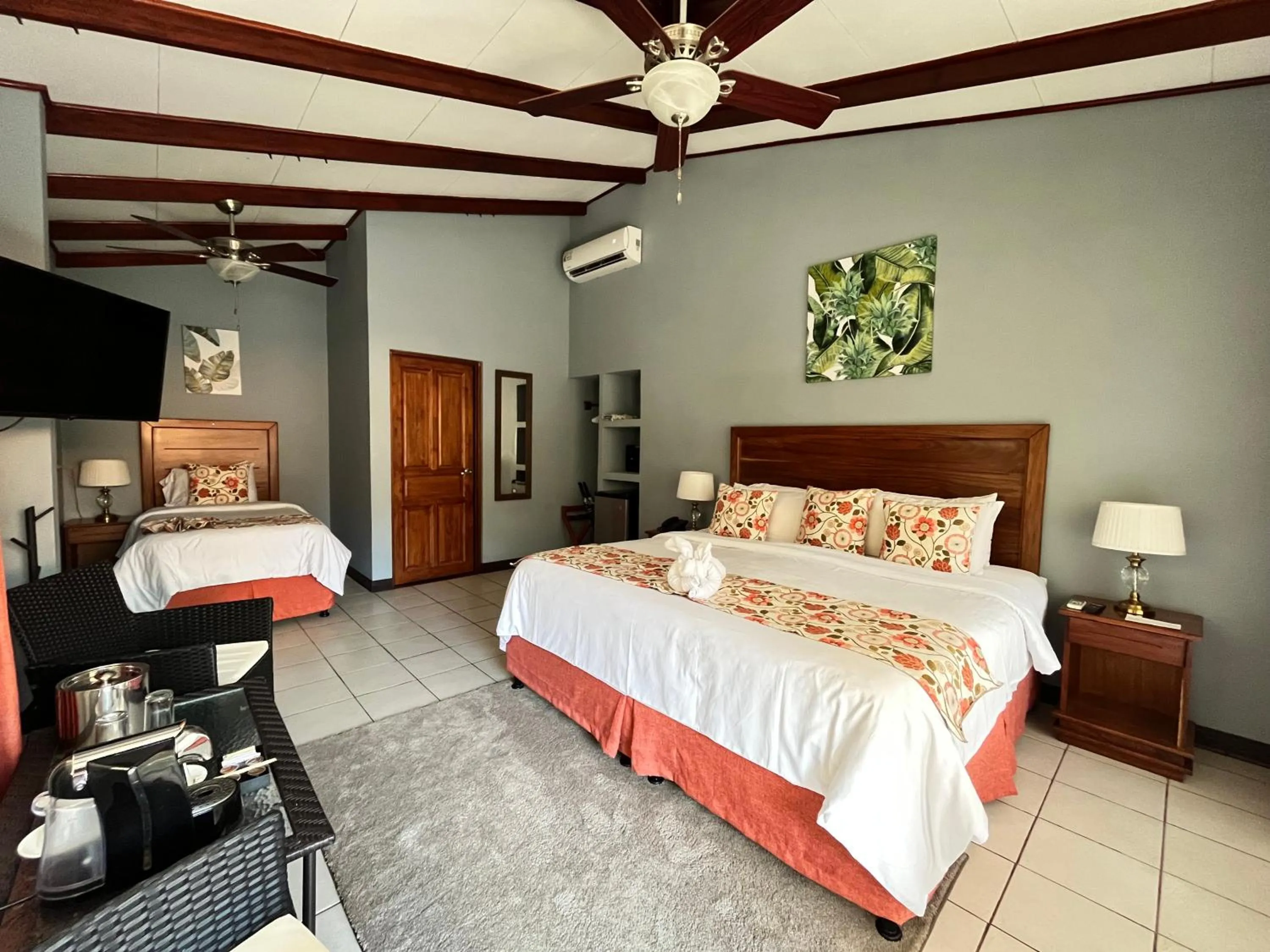 Bed in Hotel Playa Espadilla & Gardens