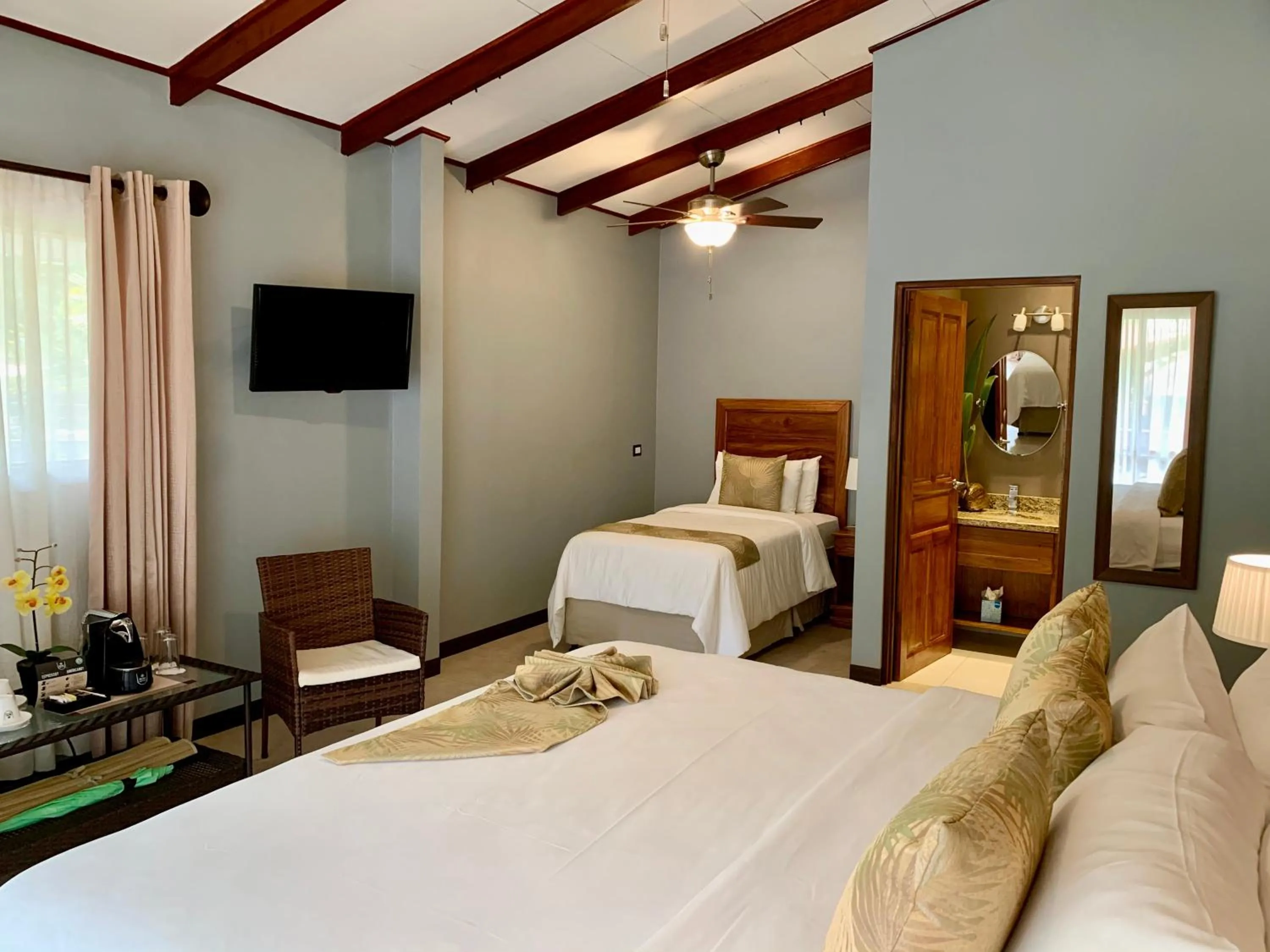 Bed in Hotel Playa Espadilla & Gardens